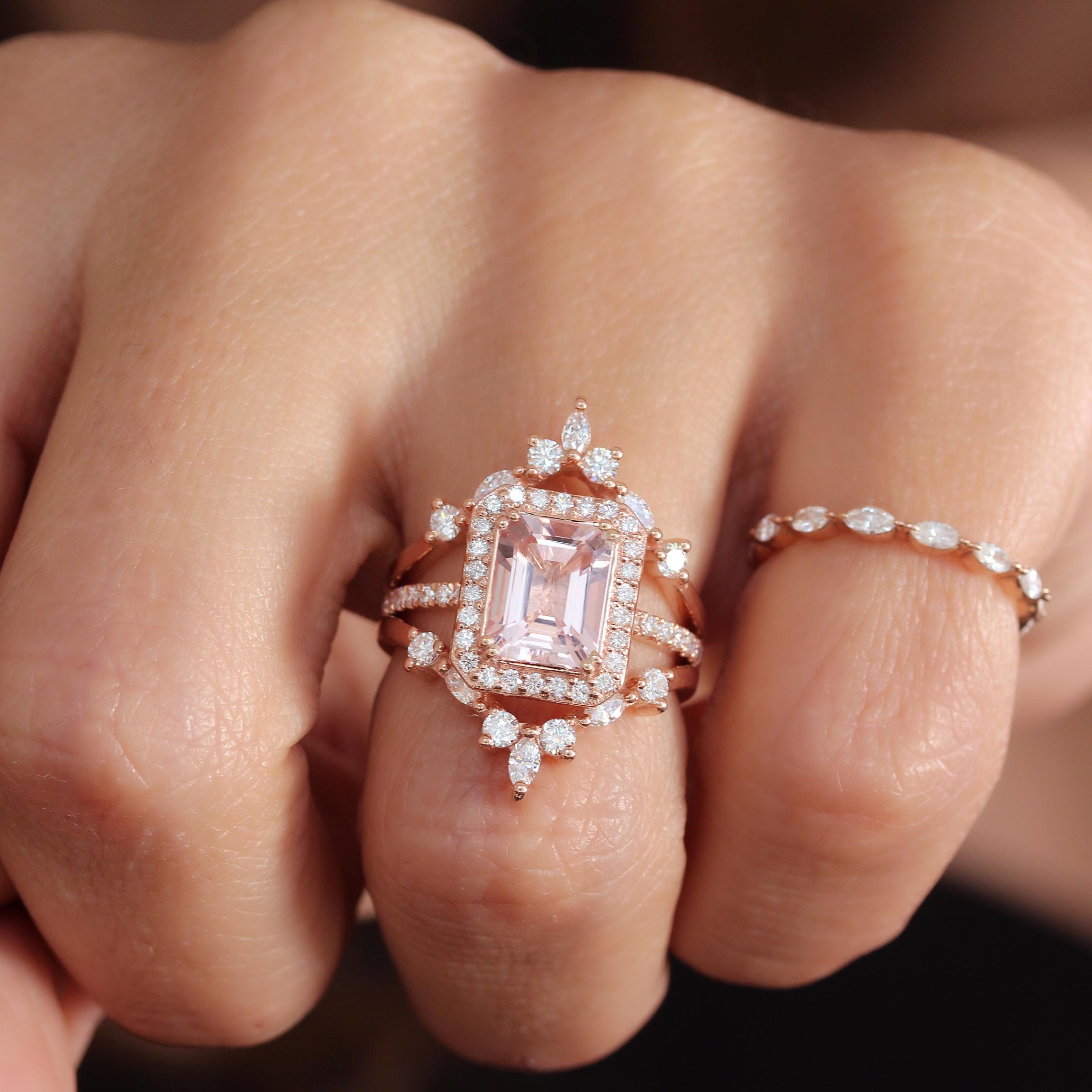 Naomi, bague de fiançailles avec halo de diamants et morganite taille émeraude Neuf - En vente à Hertsliya, IL