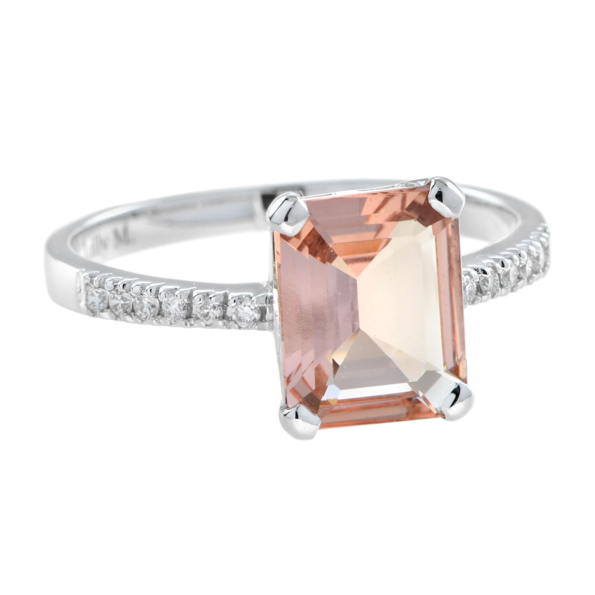 Une morganite de taille émeraude à couper le souffle qui capte la lumière avec un éclat doux et romantique. Sertie gracieusement sur des griffes, la morganite devient la pièce maîtresse parfaite, exhalant une sophistication intemporelle. Les épaules