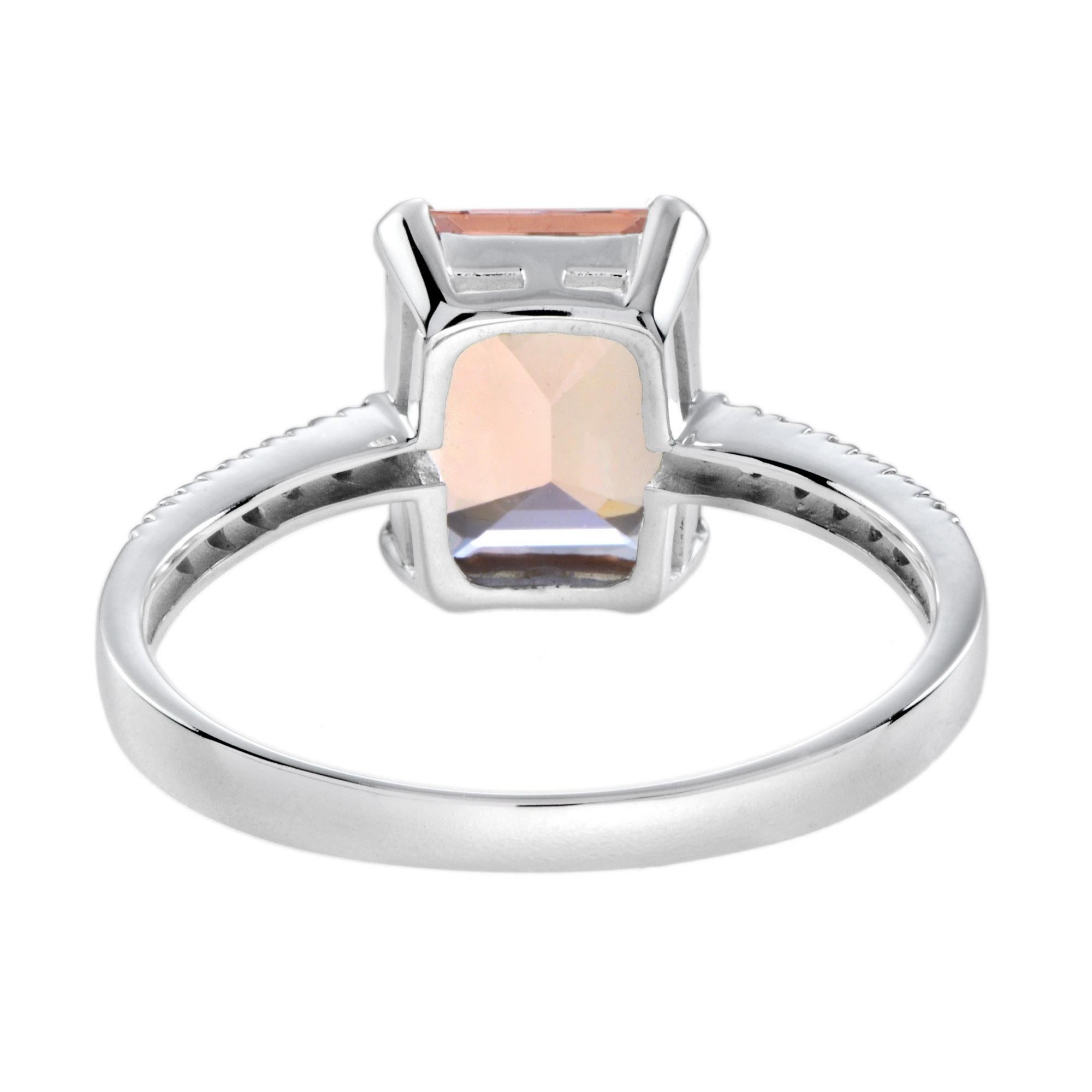 Taille émeraude Bague de fiançailles en or blanc 18 carats Morganite taille émeraude et diamant en vente