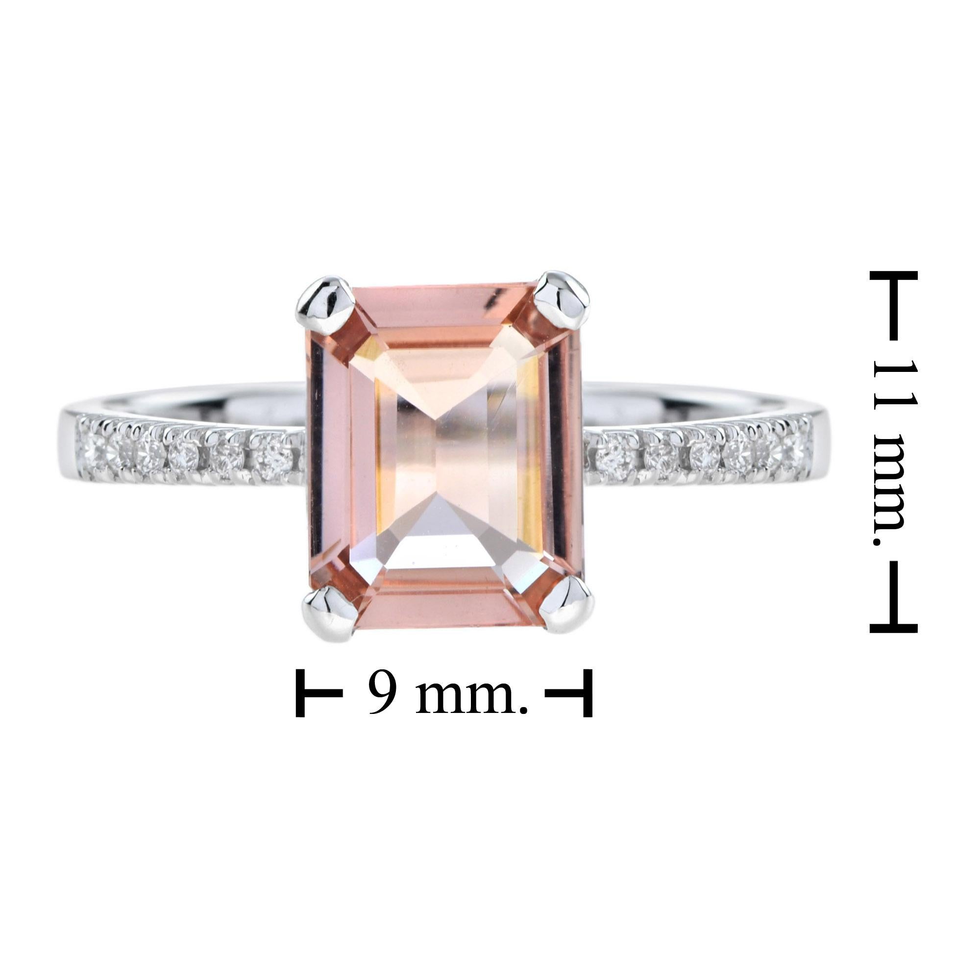 Bague de fiançailles en or blanc 18 carats Morganite taille émeraude et diamant en vente 1