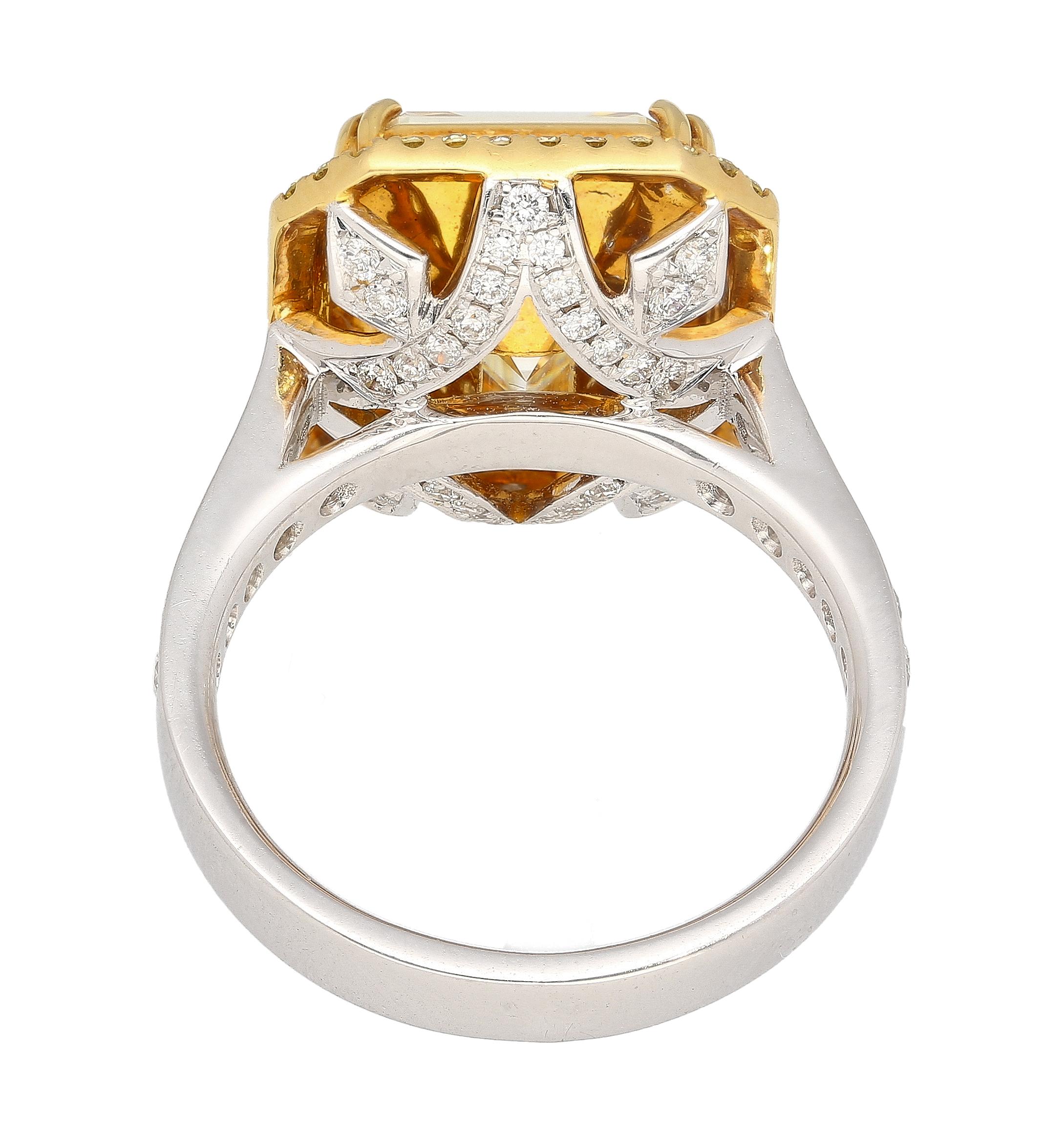 Wir stellen unseren exquisiten Ring aus 18 Karat Weiß- und Gelbgold vor, der 7,20 Gramm wiegt und in dessen Zentrum ein atemberaubender 7,25 Karat großer, hellgelber Naturdiamant im Smaragdschliff thront. Der Ring ist außerdem mit 40 Diamanten im
