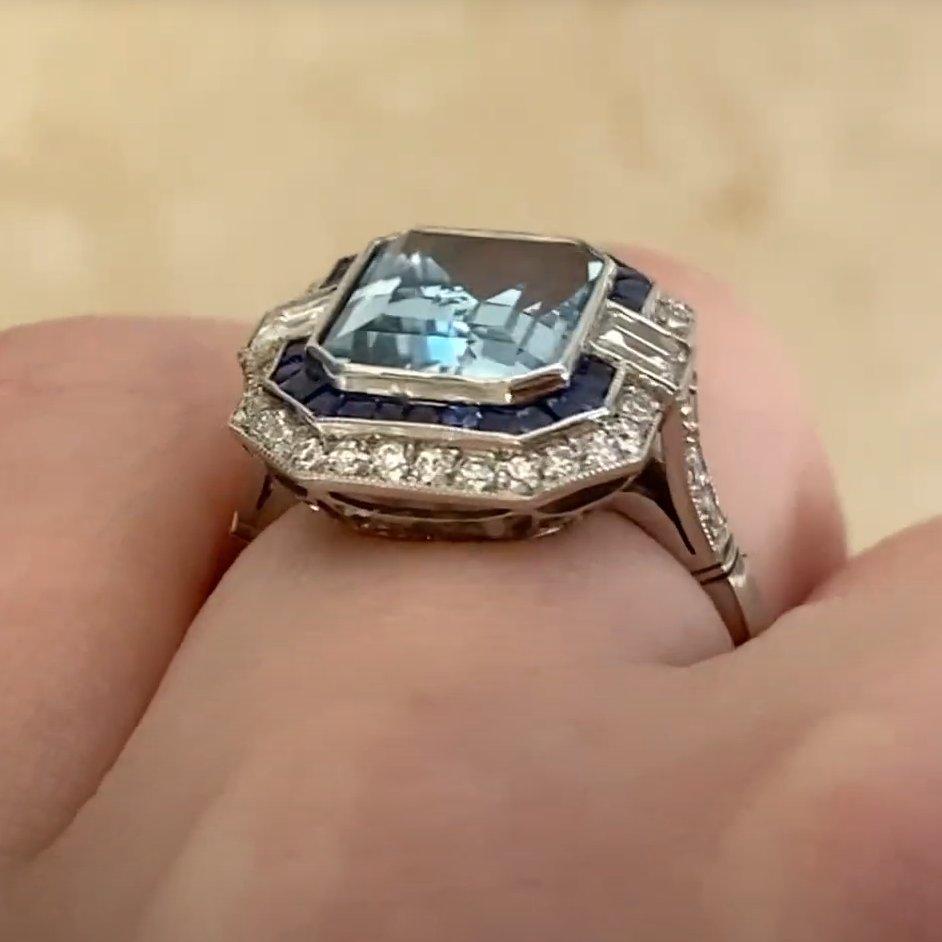 Anillo Halo de Cóctel de Aguamarina Natural talla Esmeralda (Aprox. 2,70 quilates), Platino en Excelente estado para la venta en New York, NY