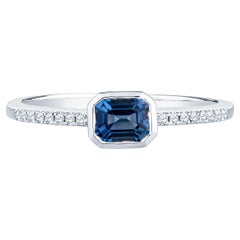 Anello con zaffiro blu naturale taglio smeraldo e diamante in oro 14 carati