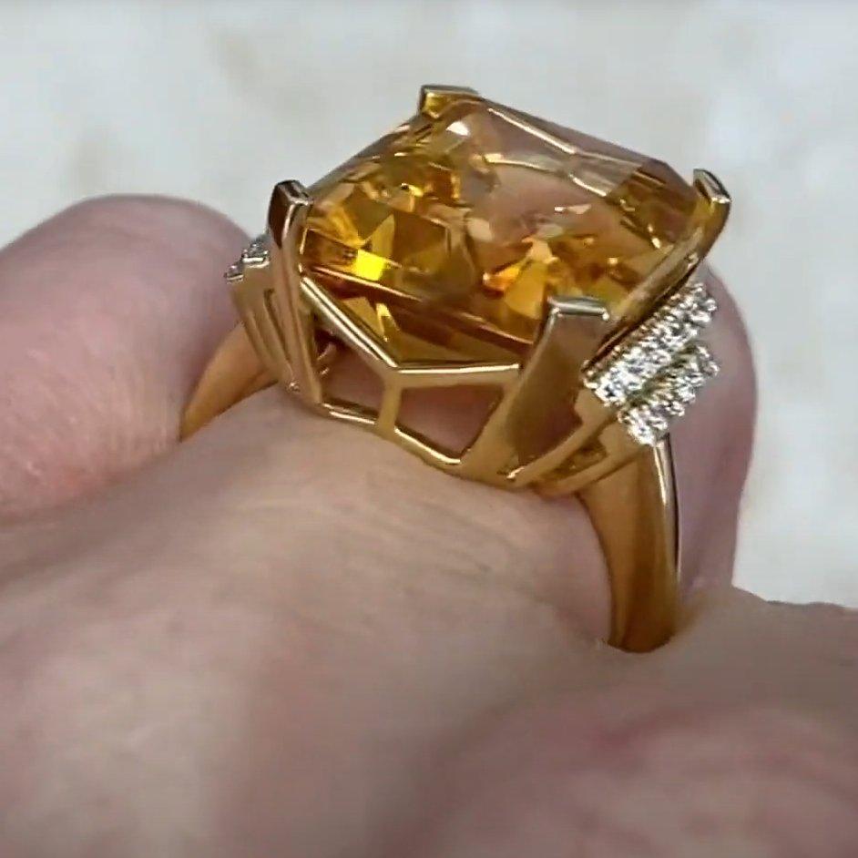 Anillo de cóctel de citrino natural talla esmeralda (aprox. 11,30 quilates), oro amarillo de 18k en Excelente estado para la venta en New York, NY
