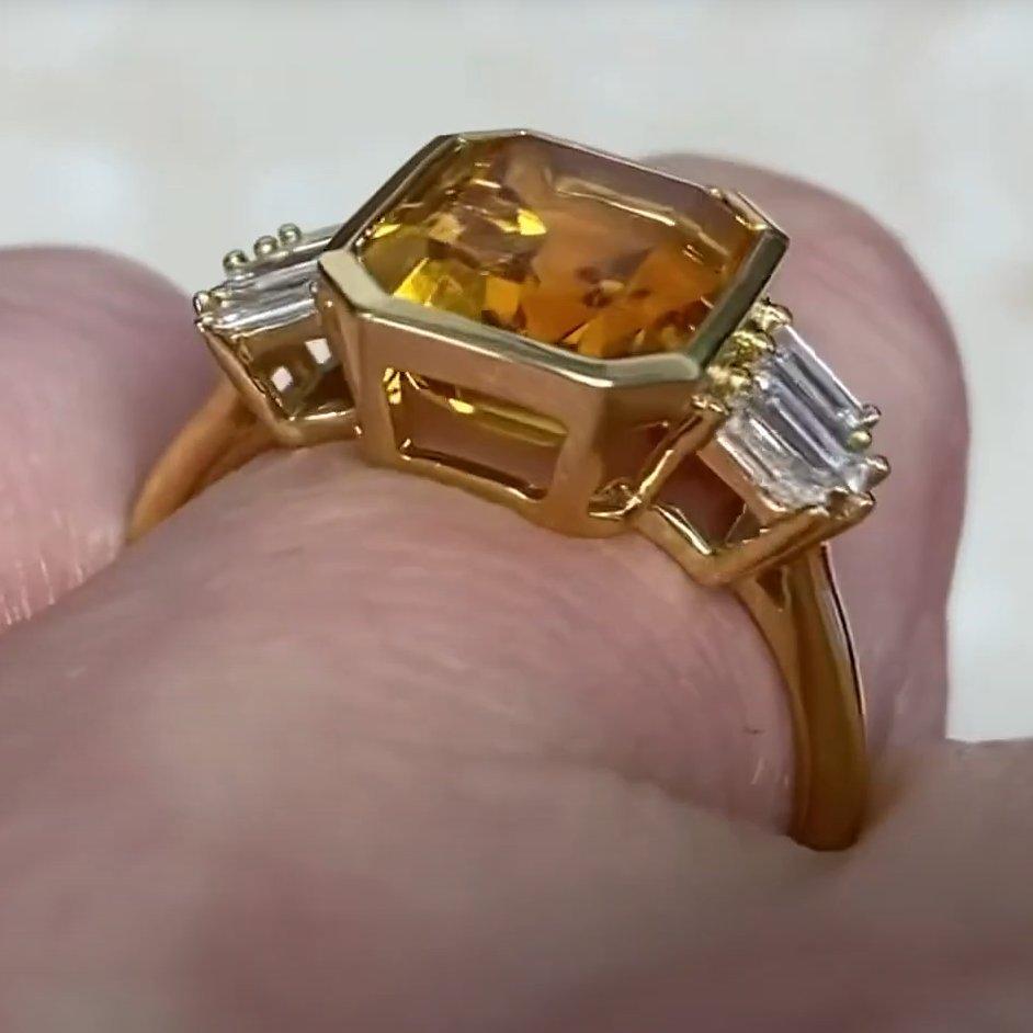 Ring aus 18 Karat Gelbgold mit natürlichem Citrin im Smaragdschliff ( ca. 3.3 Karat), Smaragdschliff Damen im Angebot