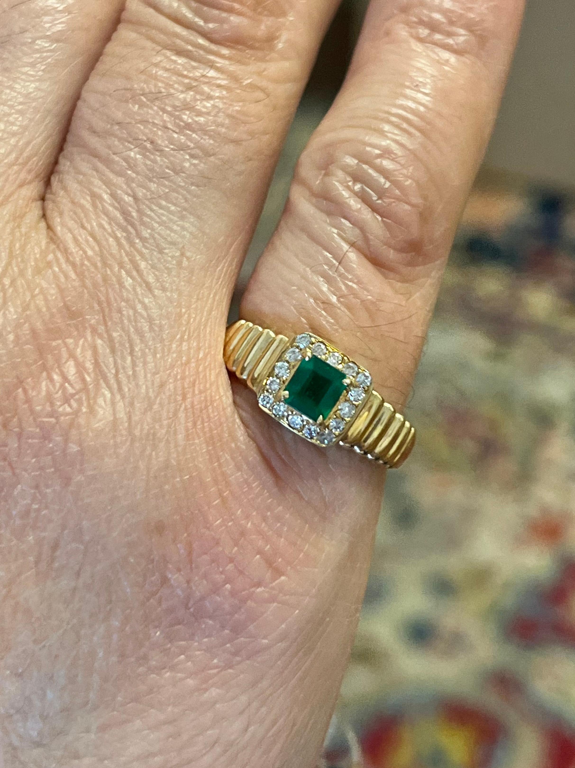 Emerald Cut Natural Emerald and Round Diamond Halo 18k Yellow Gold Ribbed Ring In New Condition For Sale In Miami, FL