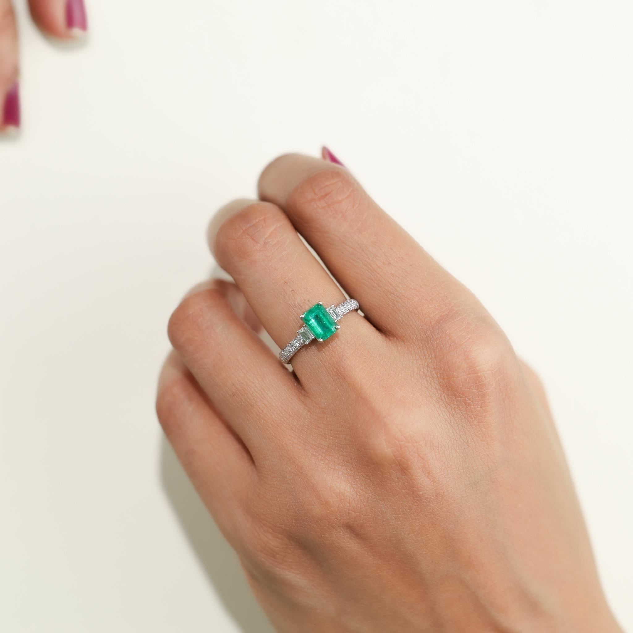Emerald Cut Natural Emerald Diamond Cocktail Engagement Ring 18k White Gold (bague de fiançailles en or blanc) en vente 7