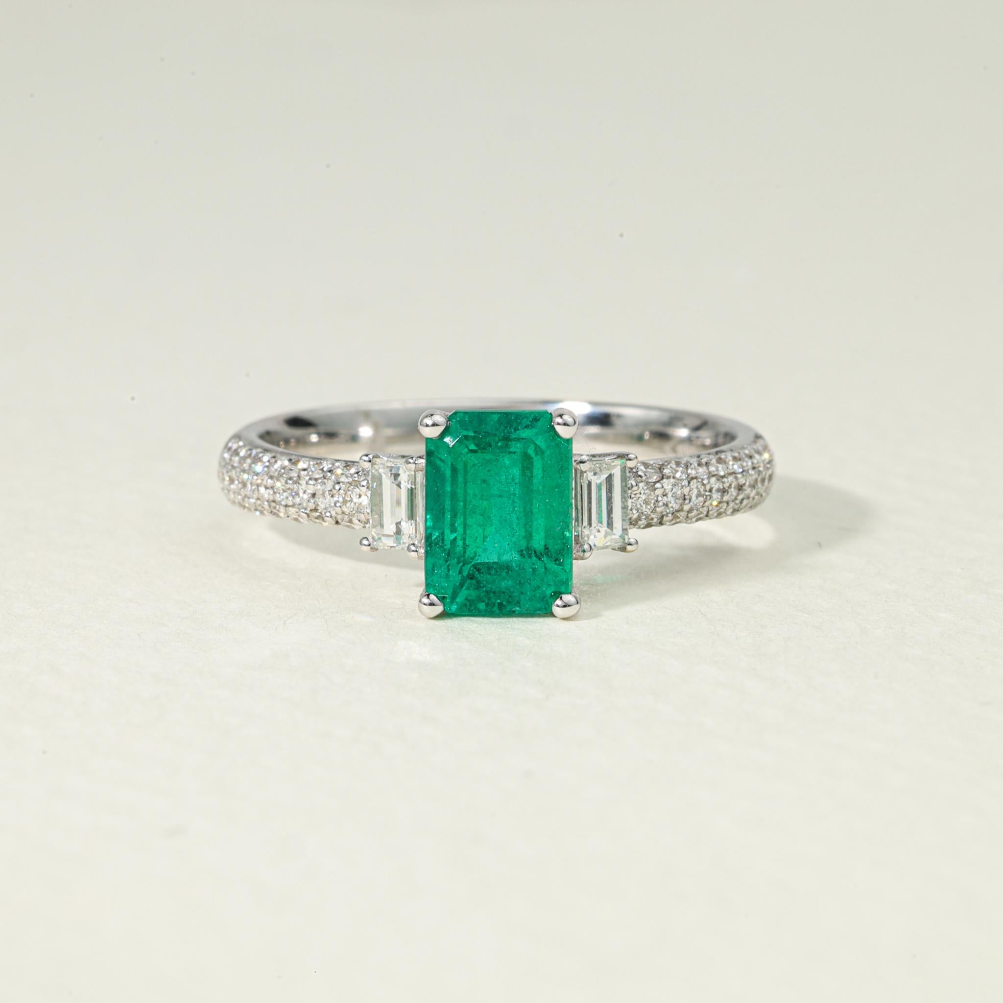 Emerald Cut Natural Emerald Diamond Cocktail Engagement Ring 18k White Gold (bague de fiançailles en or blanc)

Disponible en or blanc 18k.

Le même design peut être réalisé avec d'autres pierres précieuses sur demande.

Détails du produit :

- Or