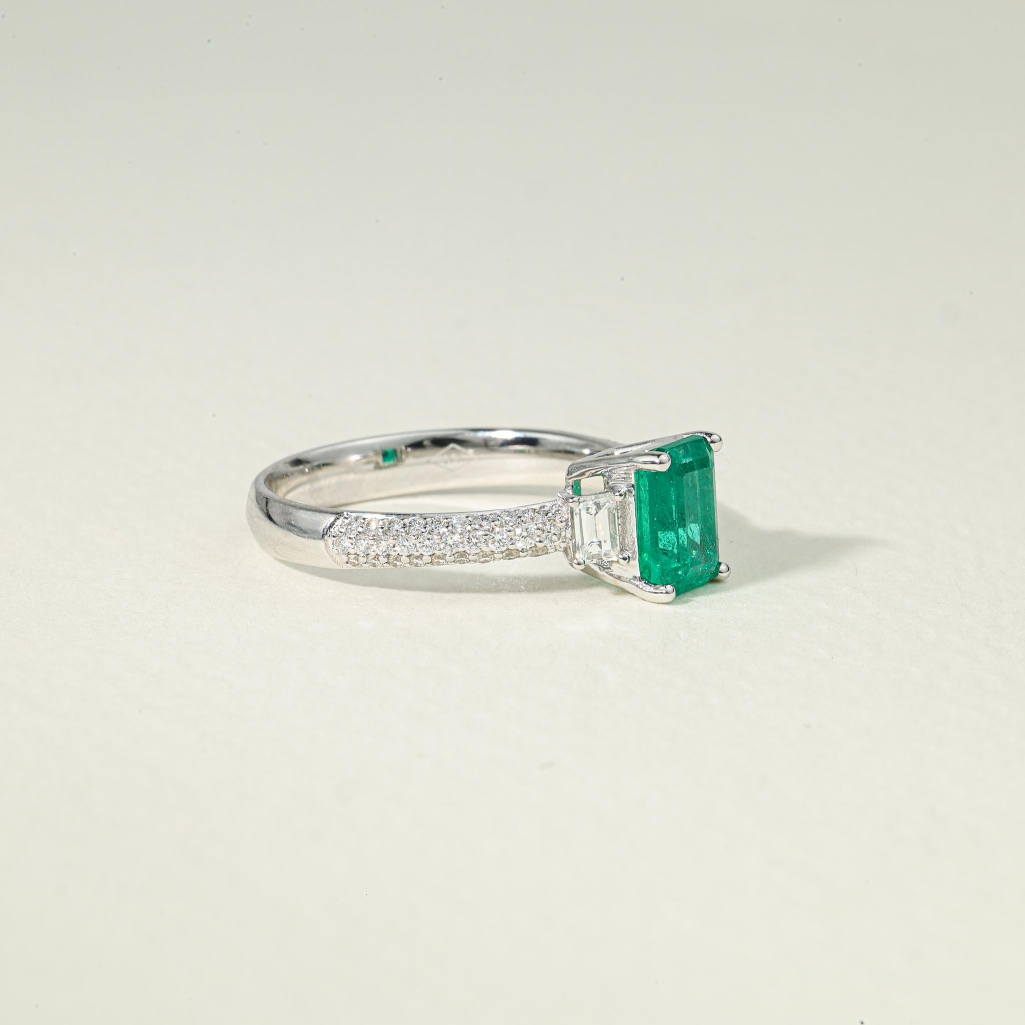 Women's Emerald Cut Natural Emerald Diamond Cocktail Engagement Ring 18k White Gold For Sale