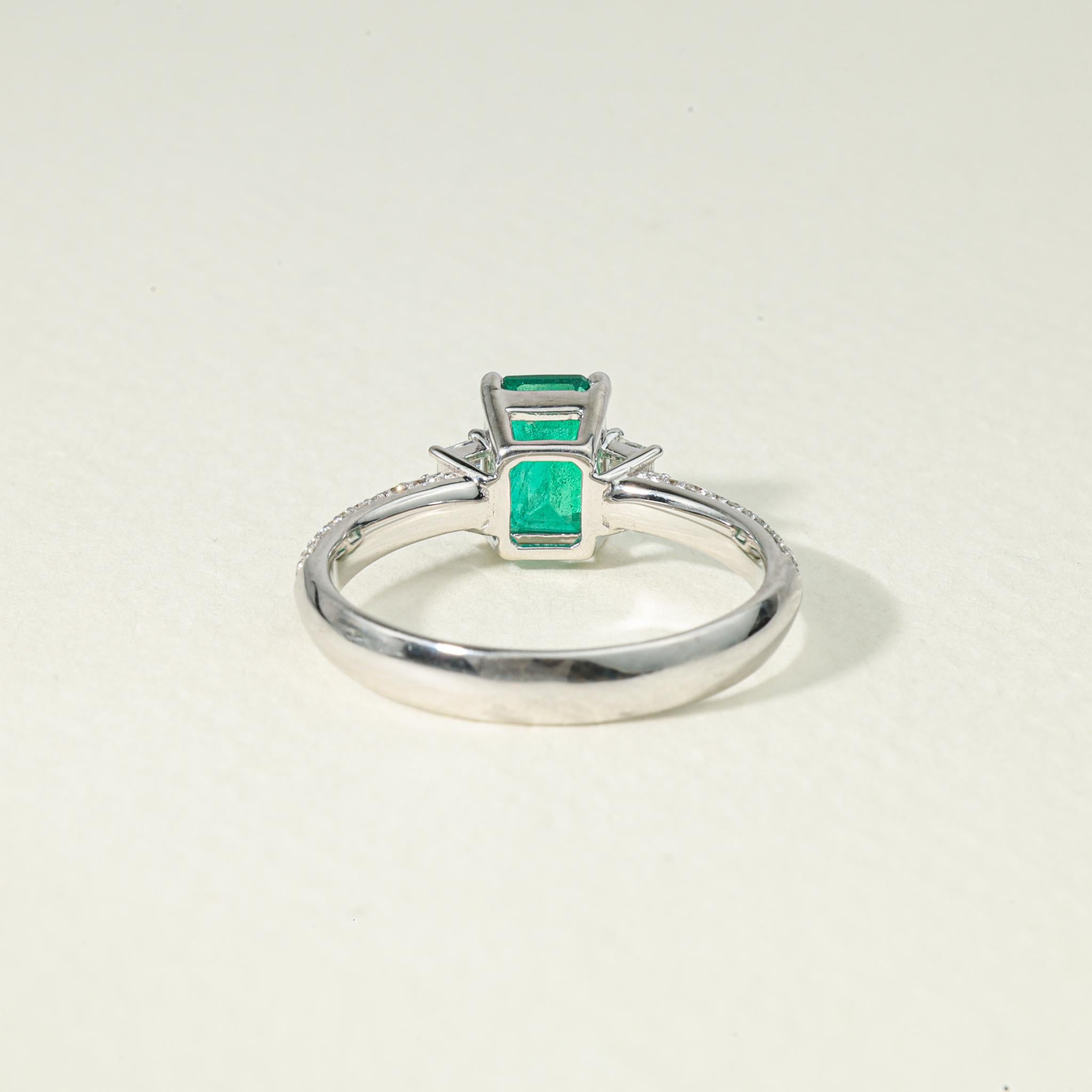 Emerald Cut Natural Emerald Diamond Cocktail Engagement Ring 18k White Gold (bague de fiançailles en or blanc) en vente 1