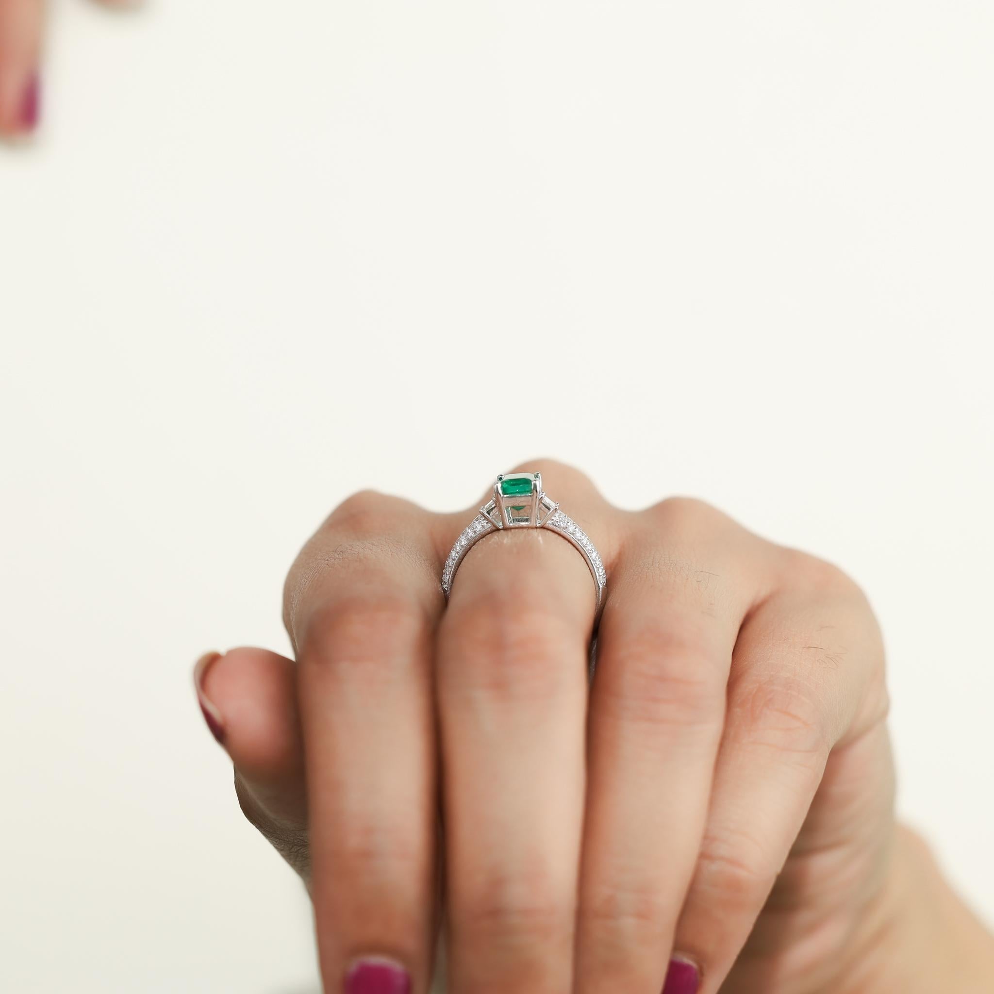 Emerald Cut Natural Emerald Diamond Cocktail Engagement Ring 18k White Gold (bague de fiançailles en or blanc) en vente 3