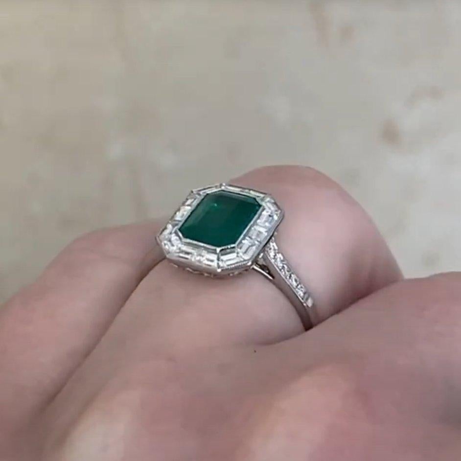 Anillo con halo de esmeralda verde natural talla esmeralda (aprox. 1,50 quilates), platino en Excelente estado para la venta en New York, NY
