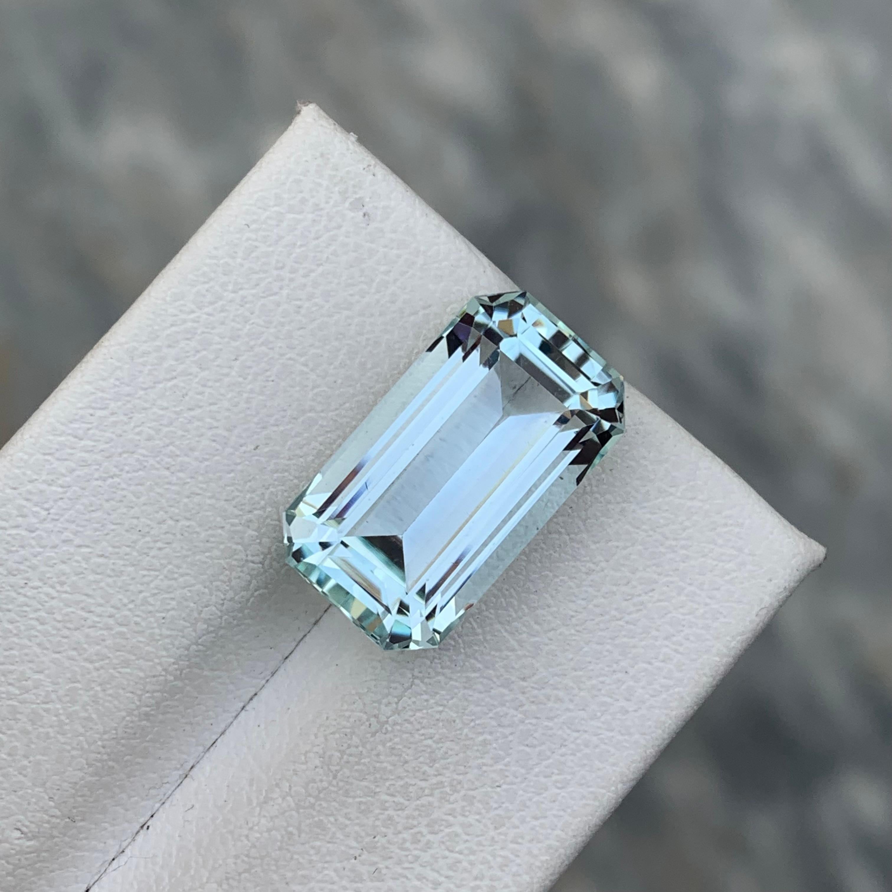 Tipo di gemma : Acquamarina
Peso : 8,80 Carati
Dimensioni: 16,5x9,3x7,7 mm
Limpidezza: occhio pulito
Origine: Pakistan
Forma: Smeraldo 
Colore: Azzurro
Certificato: Su richiesta
Mese di nascita: Marzo
Ha un effetto schermante sul tuo campo