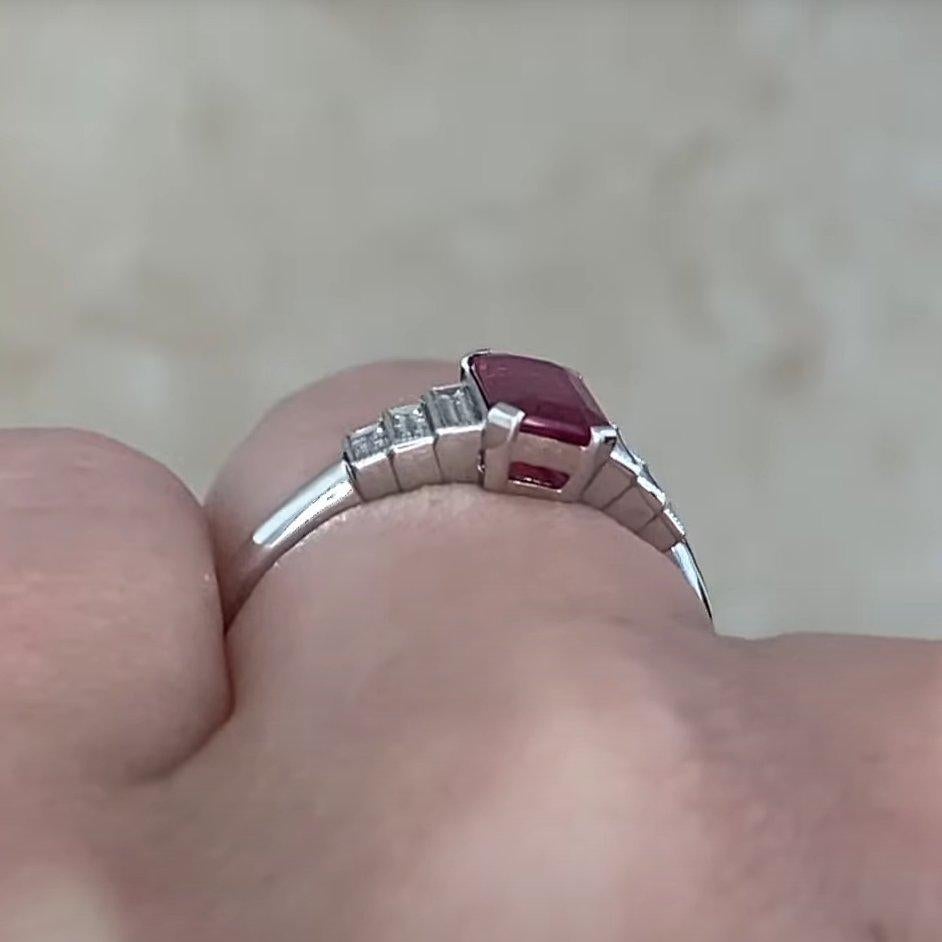 Taglio smeraldo Anello di fidanzamento con rubino naturale taglio smeraldo (circa 1,10 carati), platino in vendita