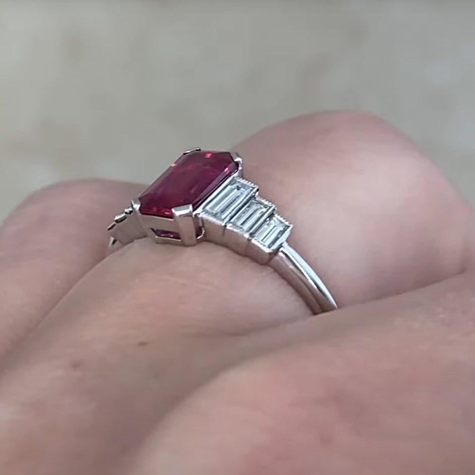 Donna Anello di fidanzamento con rubino naturale taglio smeraldo (circa 1,10 carati), platino in vendita