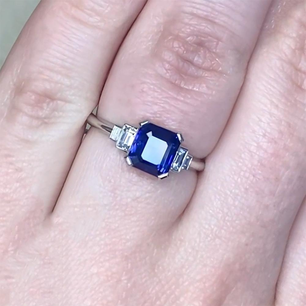 Bague de fiançailles en platine avec saphir naturel taille émeraude (environ 1,60 carat) Excellent état - En vente à New York, NY