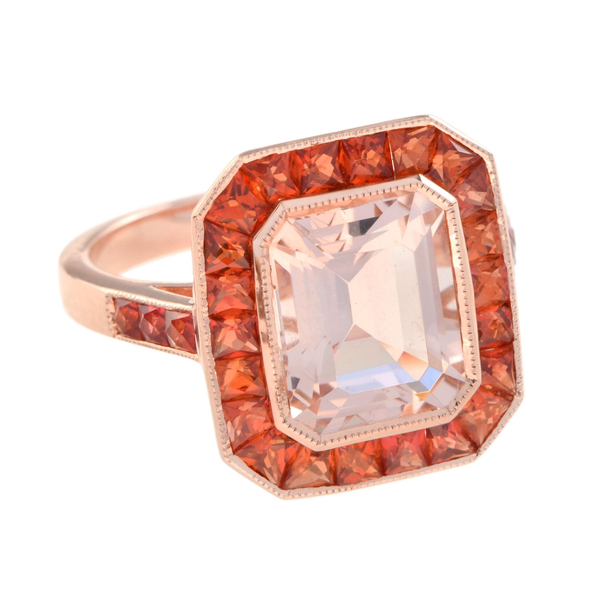 Une superbe pierre de morganite de 3,25 carats sertie dans le chaud fait de cette bague habillée un objet luxueux et à couper le souffle. La beauté naturelle de cette pièce est incontestable : le ton rose de la morganite brille dans un halo de