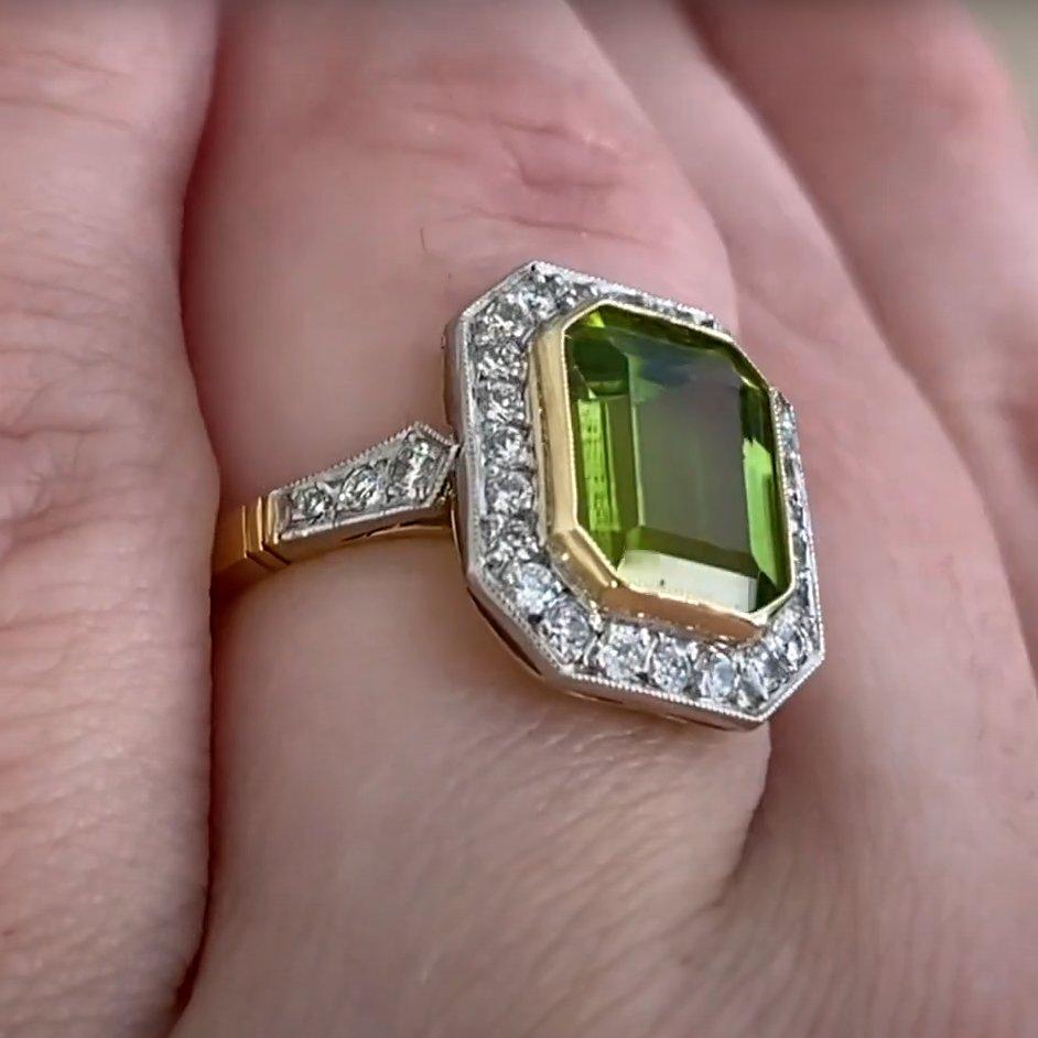 Emerald Cut Peridot Cluster Diamond Ring (Approx. 3.50-Carats), Yellow Gold In Excellent Condition For Sale In New York, NY