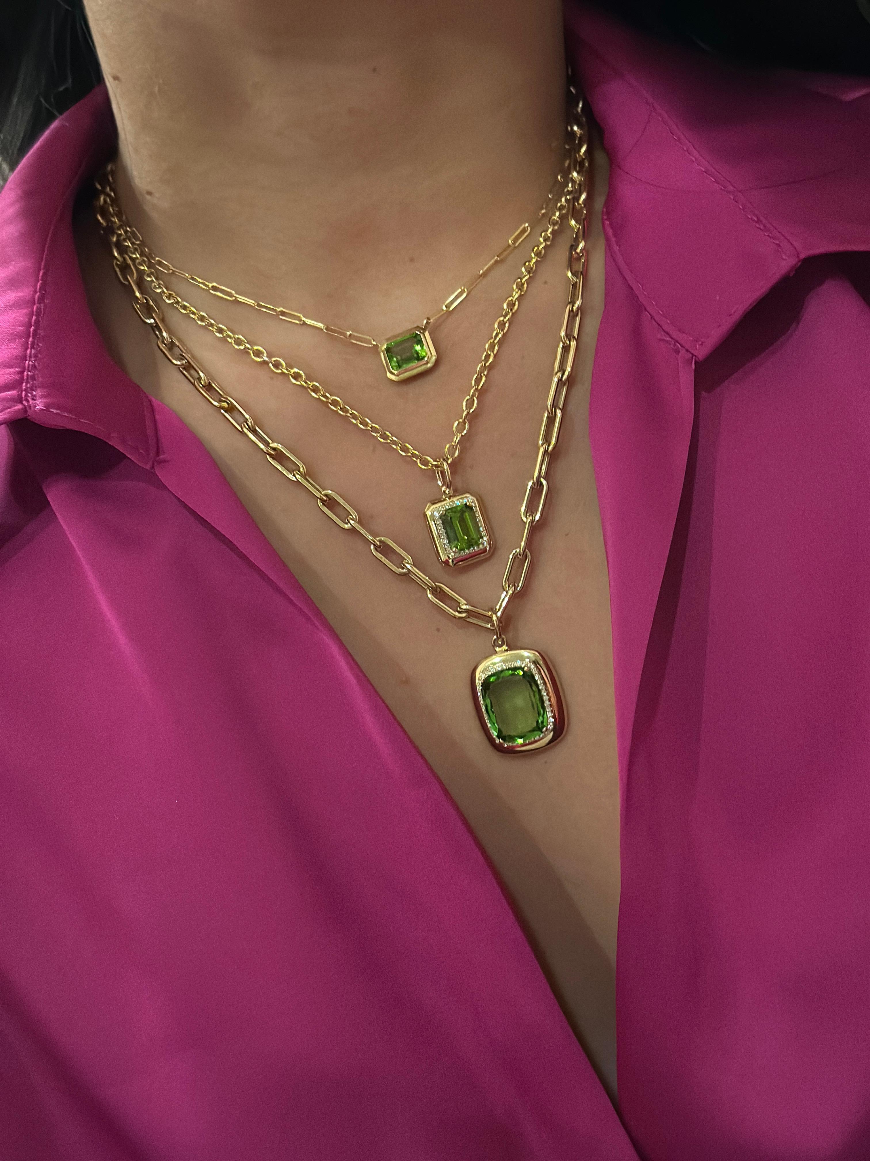 Ajoutez une touche de dynamisme avec ce pendentif en péridot taillé en émeraude, élégamment serti dans de l'or jaune 18 carats et rehaussé de diamants éblouissants. Le péridot de 9x7 mm rayonne d'une teinte verte fraîche, magnifiquement rehaussée