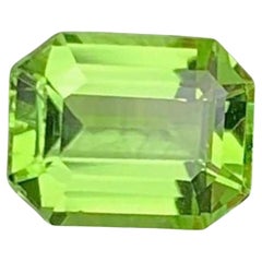 Pierre précieuse péridot taille émeraude : Pierre de naissance naturelle du mois d
août, Pakistan (1.18 carats)