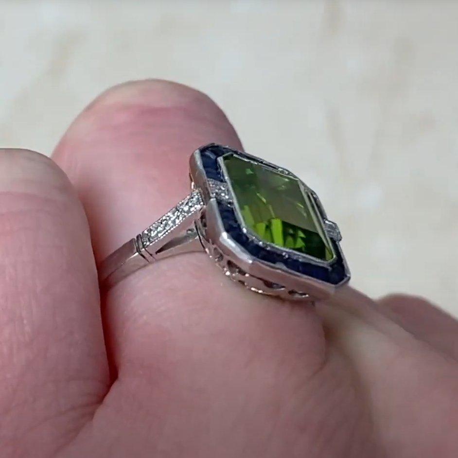 Anillo de peridoto talla esmeralda (aprox. 3,70 quilates), halo de zafiro, platino Corte esmeralda en venta