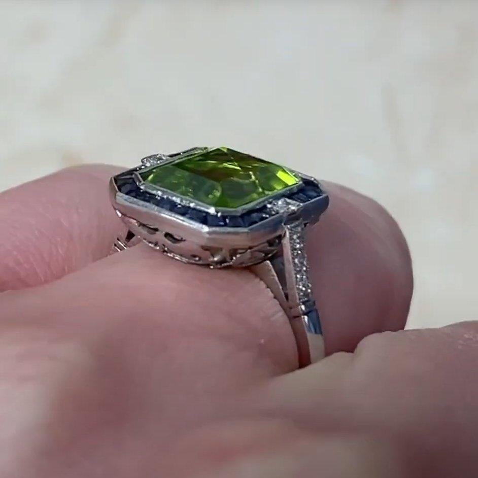 Anillo de peridoto talla esmeralda (aprox. 3,70 quilates), halo de zafiro, platino en Excelente estado para la venta en New York, NY