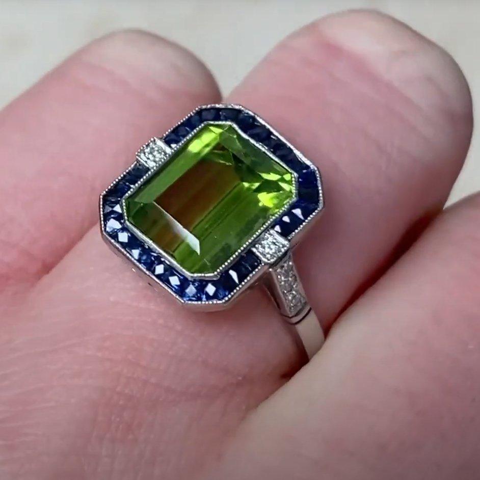 De las mujeres Anillo de peridoto talla esmeralda (aprox. 3,70 quilates), halo de zafiro, platino en venta
