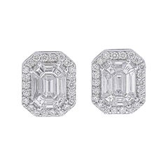 Smaragdgeschliffener Diamant im Pie-Schliff mit rundem Diamanten als Halo-Ohrstecker