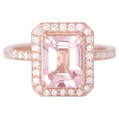 Bague de fiançailles Naomi en Morganite rose taille émeraude et halo de diamants