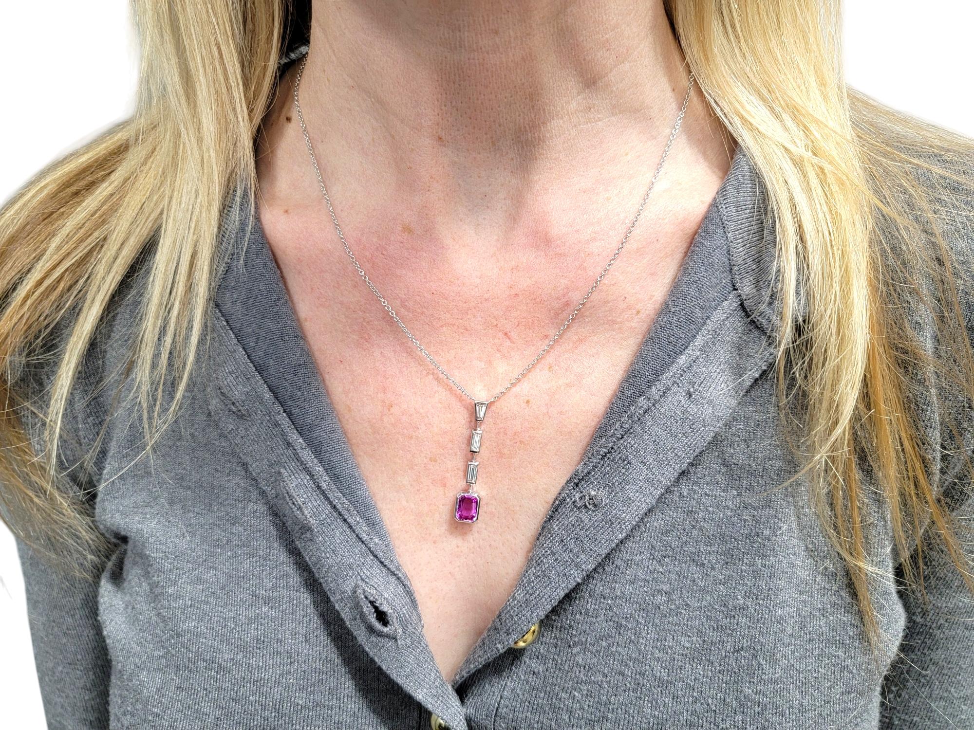 Collana con ciondolo con zaffiro rosa taglio smeraldo e diamante in oro bianco 18 carati in vendita 4