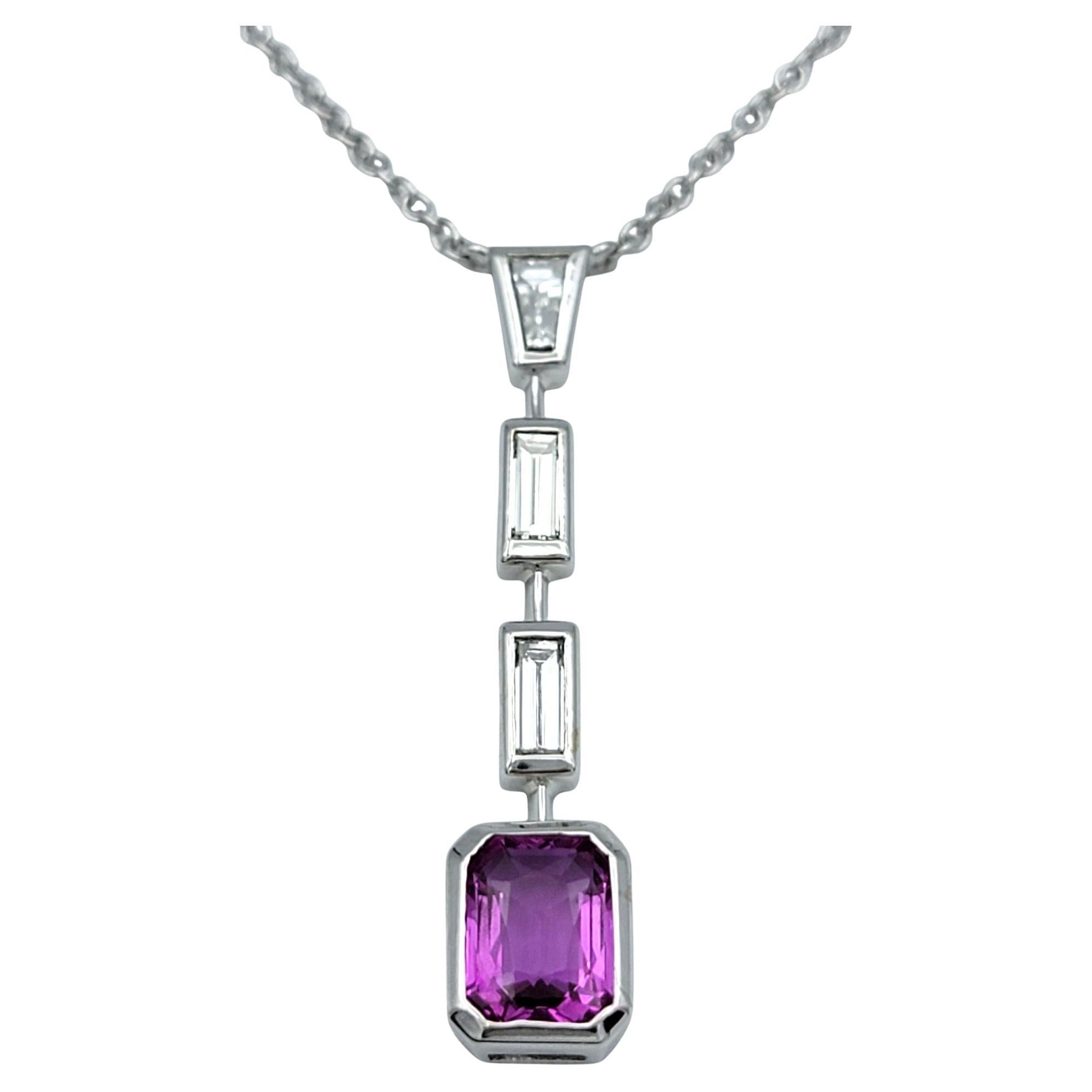 Eleganza con questa splendida collana di zaffiri rosa e diamanti. Al centro, un sorprendente zaffiro rosa dal taglio smeraldo irradia tonalità vibranti, emanando una bellezza e una raffinatezza senza tempo. Ad incorniciare lo zaffiro,