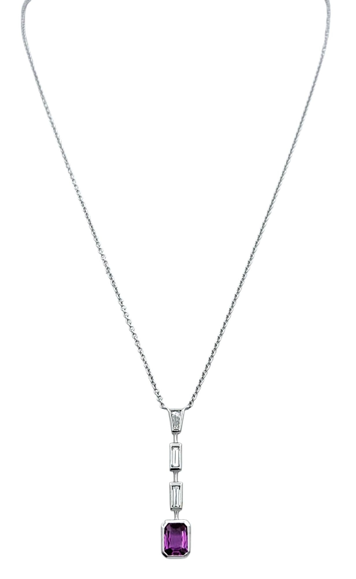 Contemporaneo Collana con ciondolo con zaffiro rosa taglio smeraldo e diamante in oro bianco 18 carati in vendita