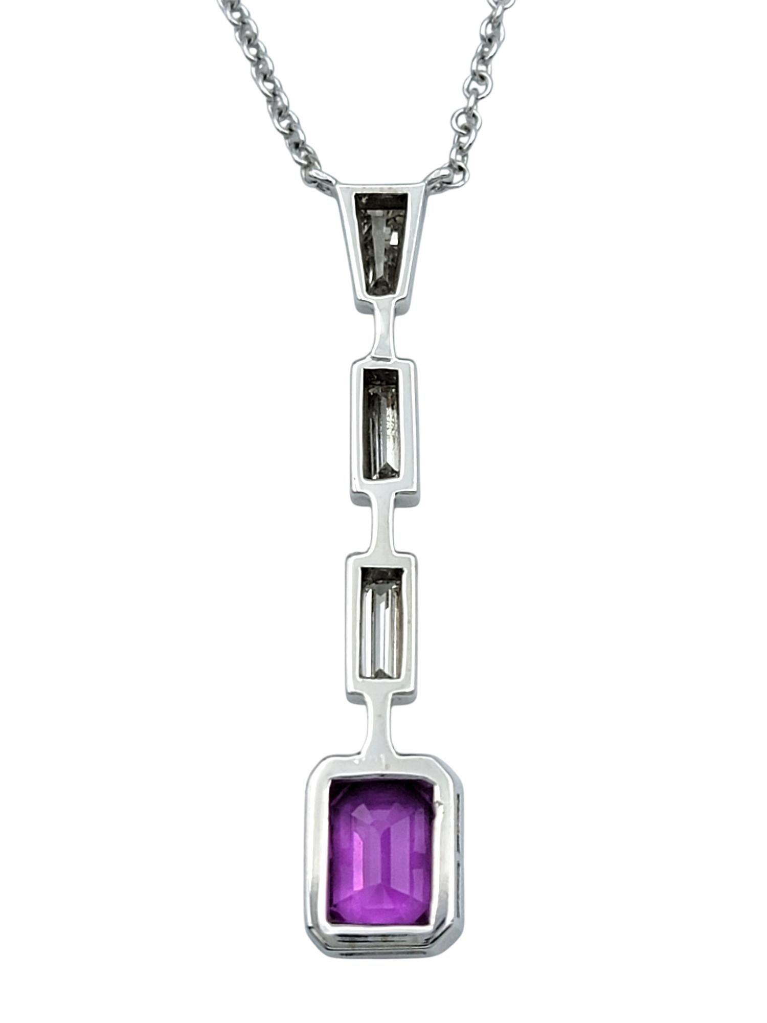 Collana con ciondolo con zaffiro rosa taglio smeraldo e diamante in oro bianco 18 carati In condizioni buone in vendita a Scottsdale, AZ