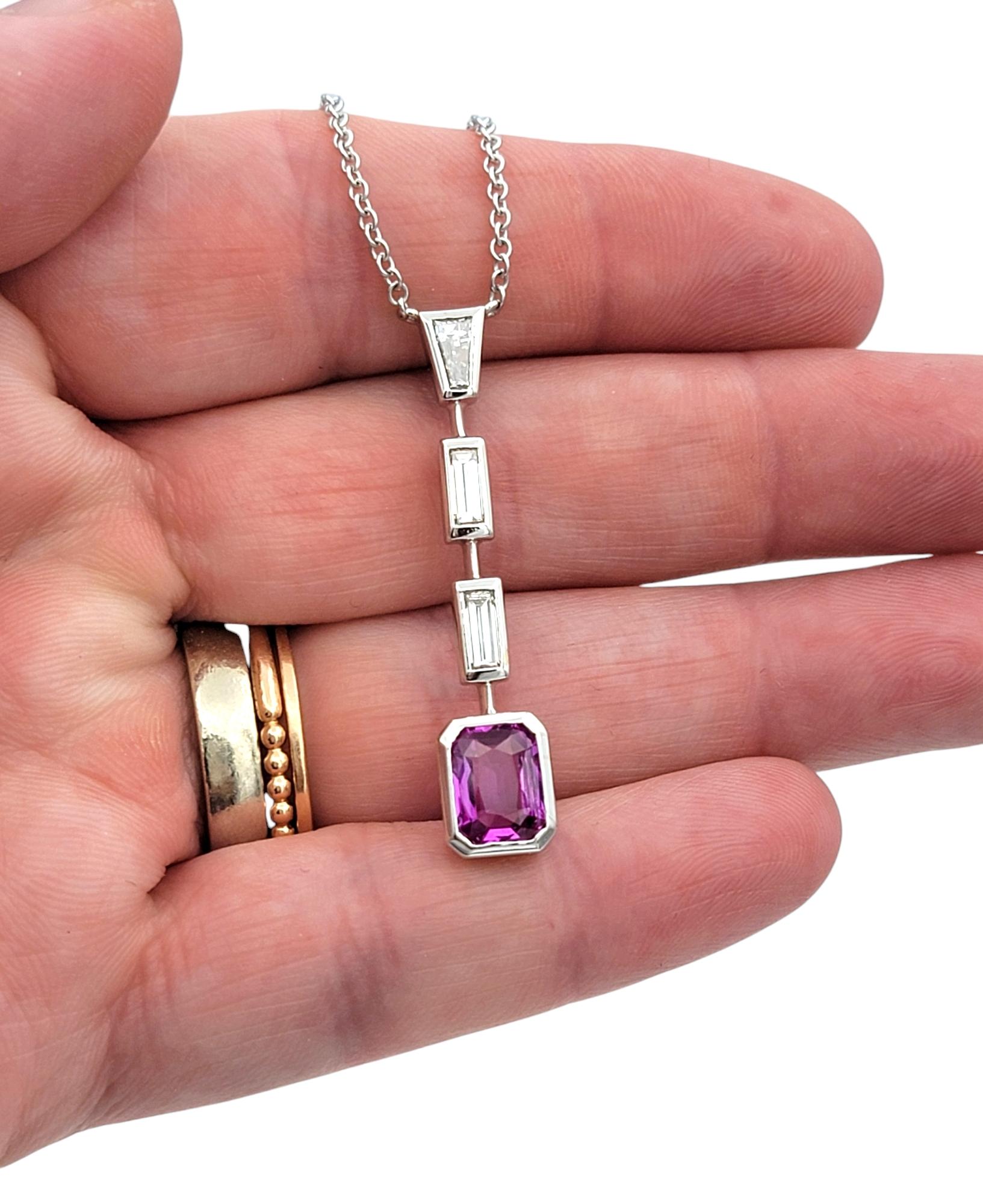 Collana con ciondolo con zaffiro rosa taglio smeraldo e diamante in oro bianco 18 carati in vendita 2