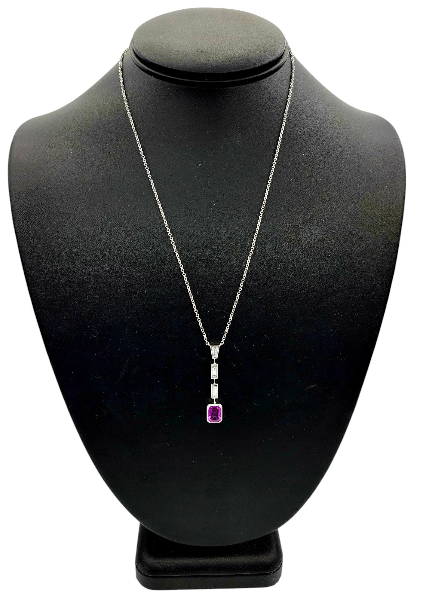 Collana con ciondolo con zaffiro rosa taglio smeraldo e diamante in oro bianco 18 carati in vendita 3