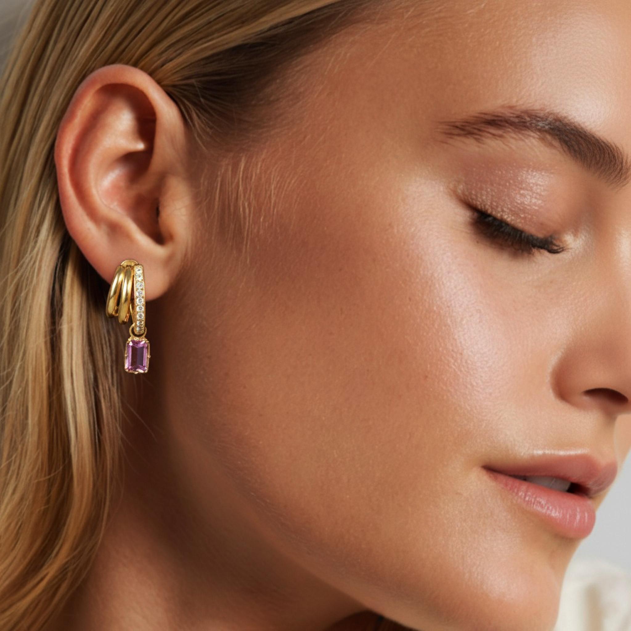 Vibrantes et raffinées, ces boucles d'oreilles pendantes en tourmaline rose taillée en émeraude et diamant sont une parfaite harmonie de couleurs et d'éclat. Réalisée en or jaune 14 carats massif (disponible en 18 carats sur demande), chaque boucle