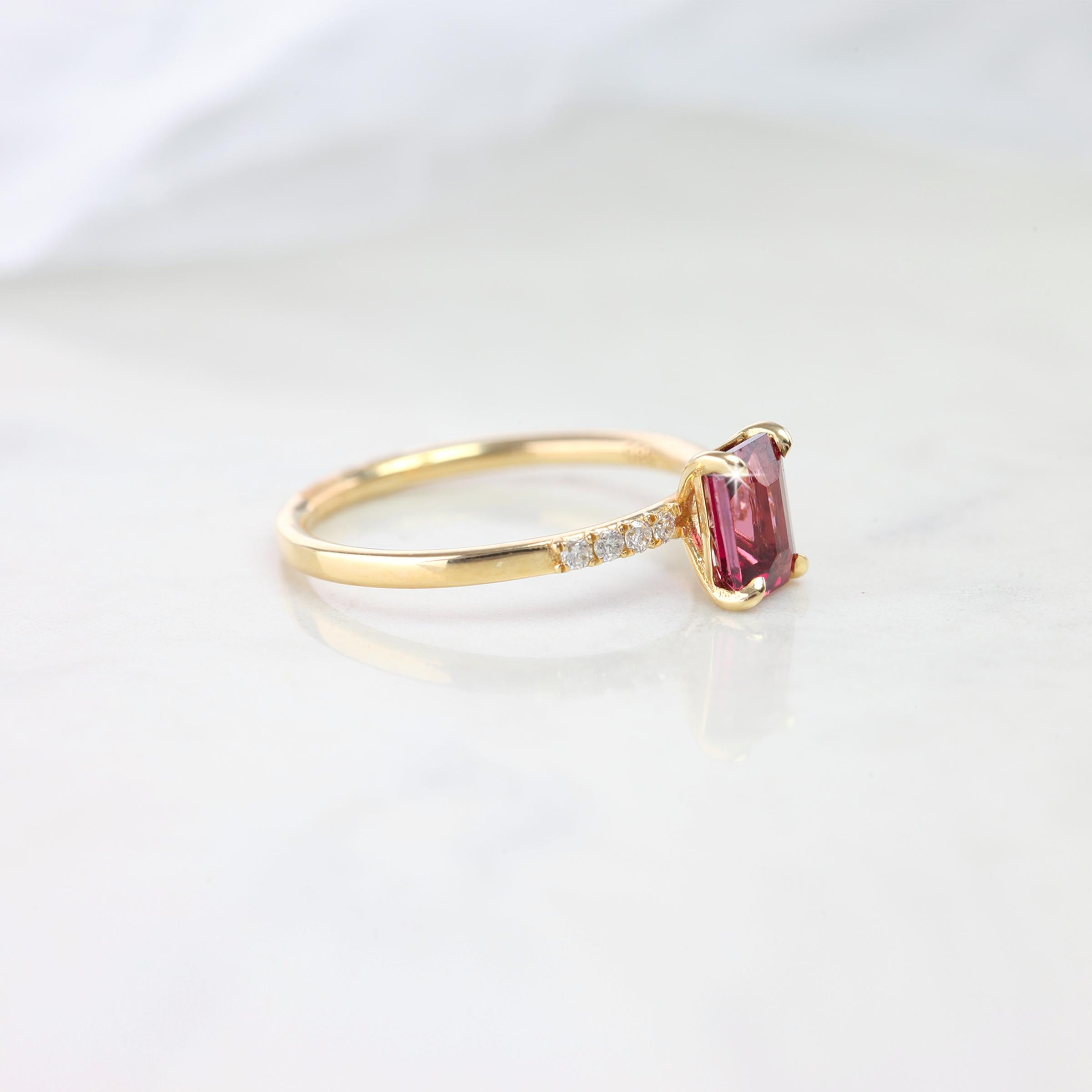 Rosa Turmalin zierlichen Ring, Smaragd-Schliff rosa Turmalin zierlichen Ring mit Pave-Diamant-Fassung von Händen aus Ring, um den Stein Formen erstellt. Gute Ideen für einen Statement-Ring oder einen stapelbaren Ring als Geschenk für sie.

Der