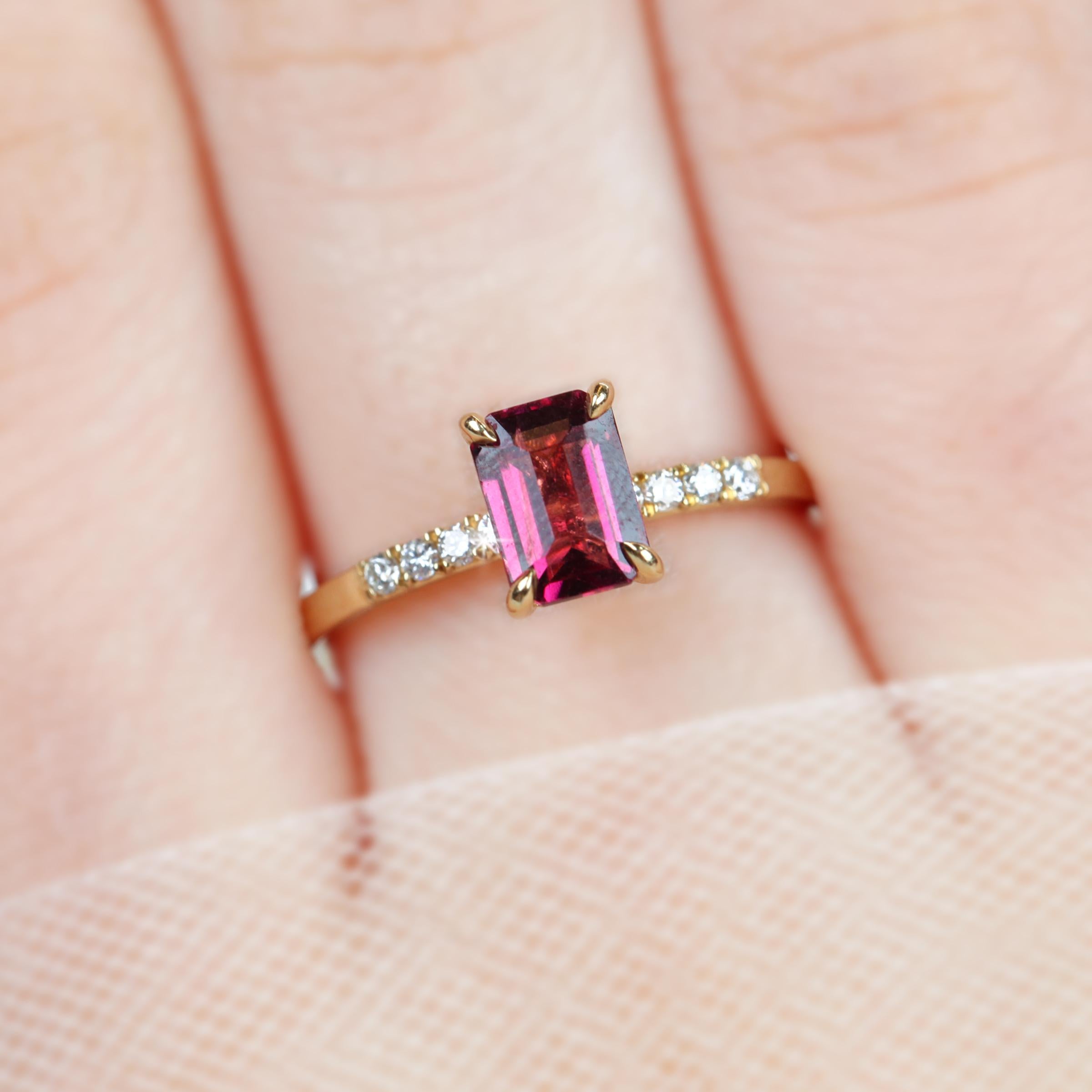 Dainty-Ring mit rosa Turmalin im Smaragdschliff und Pavé-Diamantfassung im Zustand „Neu“ im Angebot in ISTANBUL, TR