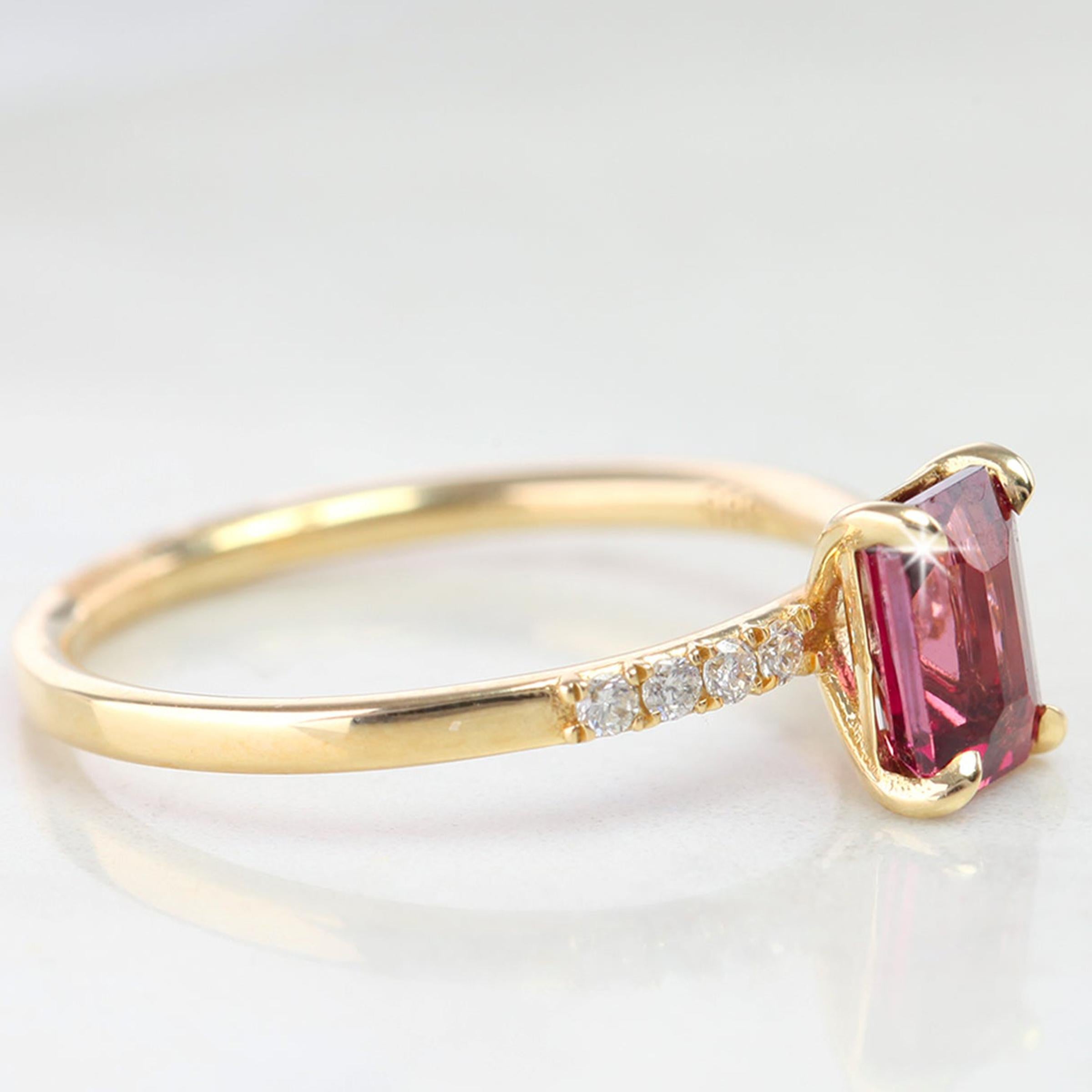 Dainty-Ring mit rosa Turmalin im Smaragdschliff und Pavé-Diamantfassung (Viktorianisch) im Angebot