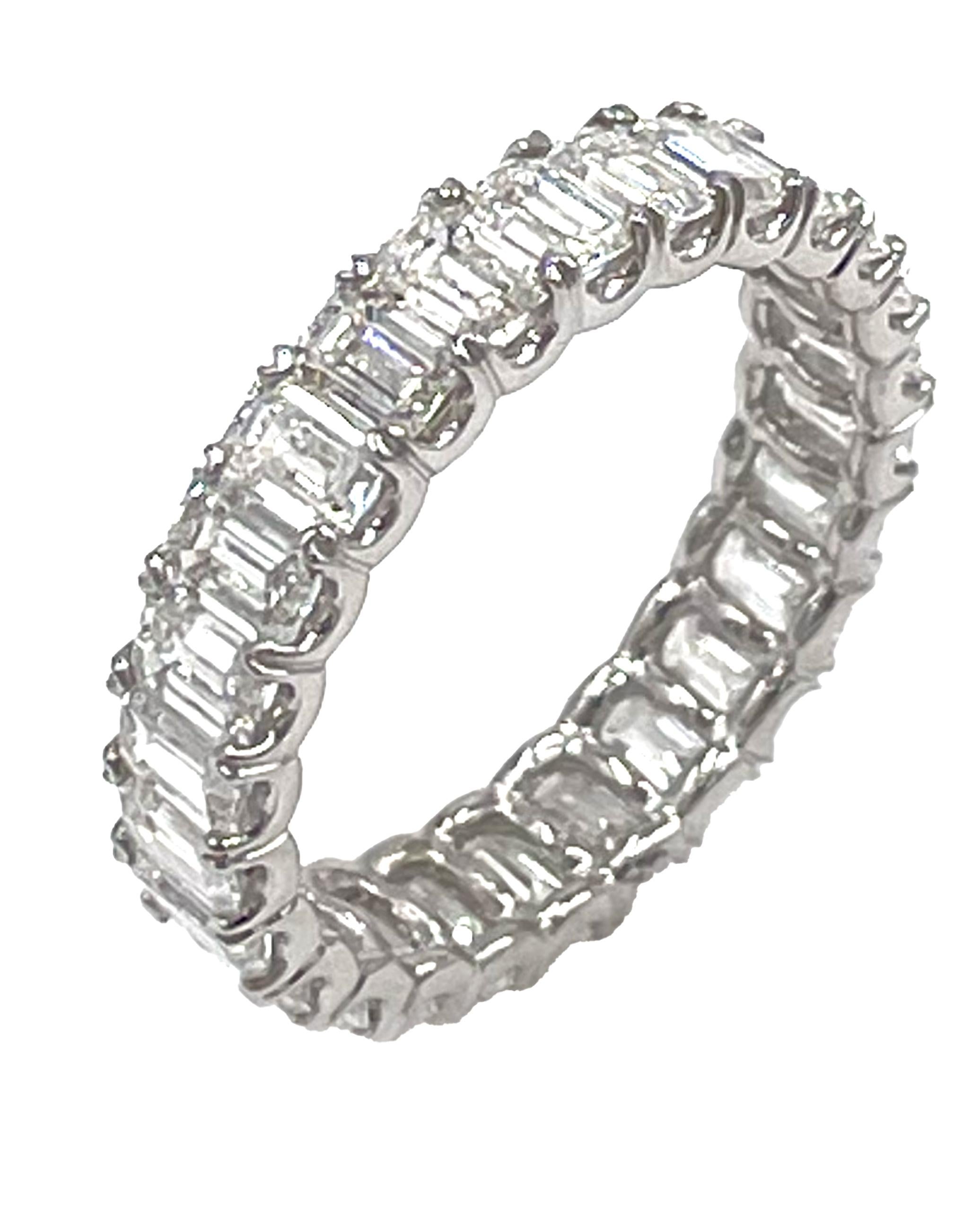 Klassischer Ewigkeitsring aus Platin mit geteilter Zunge, besetzt mit 26 Diamanten im Smaragdschliff von insgesamt 3,53 Karat.

- Diamanten sind F/G Farbe, VVS Klarheit
- Fingergröße: 6.25
- Der Ring ist etwa 4 mm breit