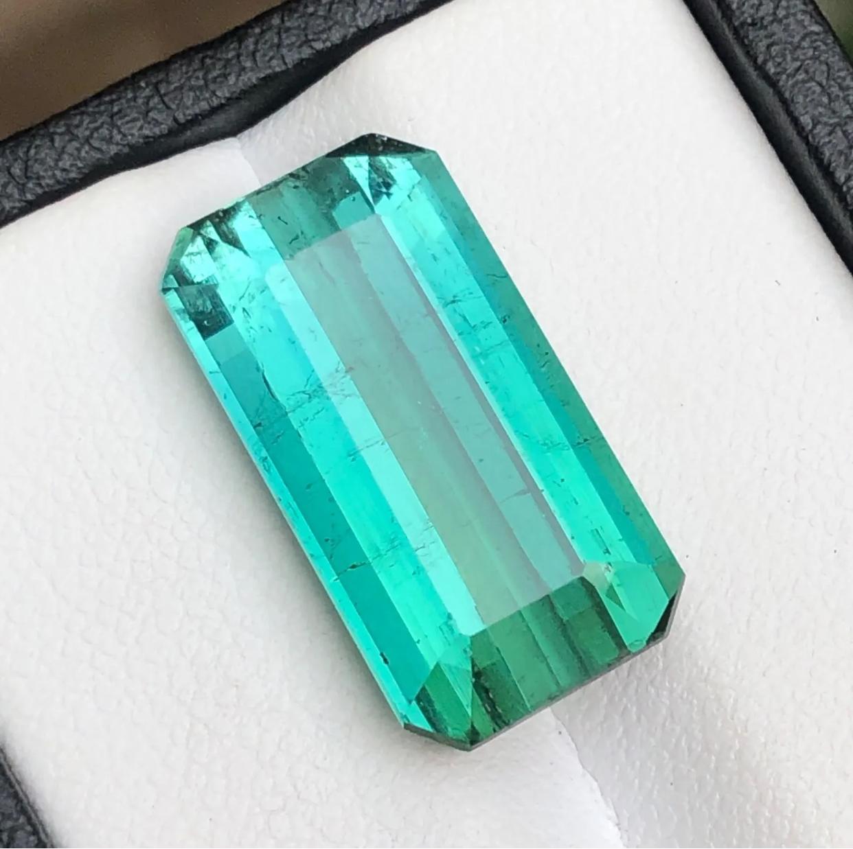 Taille émeraude Emerald Cut Rare Neon Bluish Green Natural Tourmaline Loose Gemstone, 14.75 Ct en vente