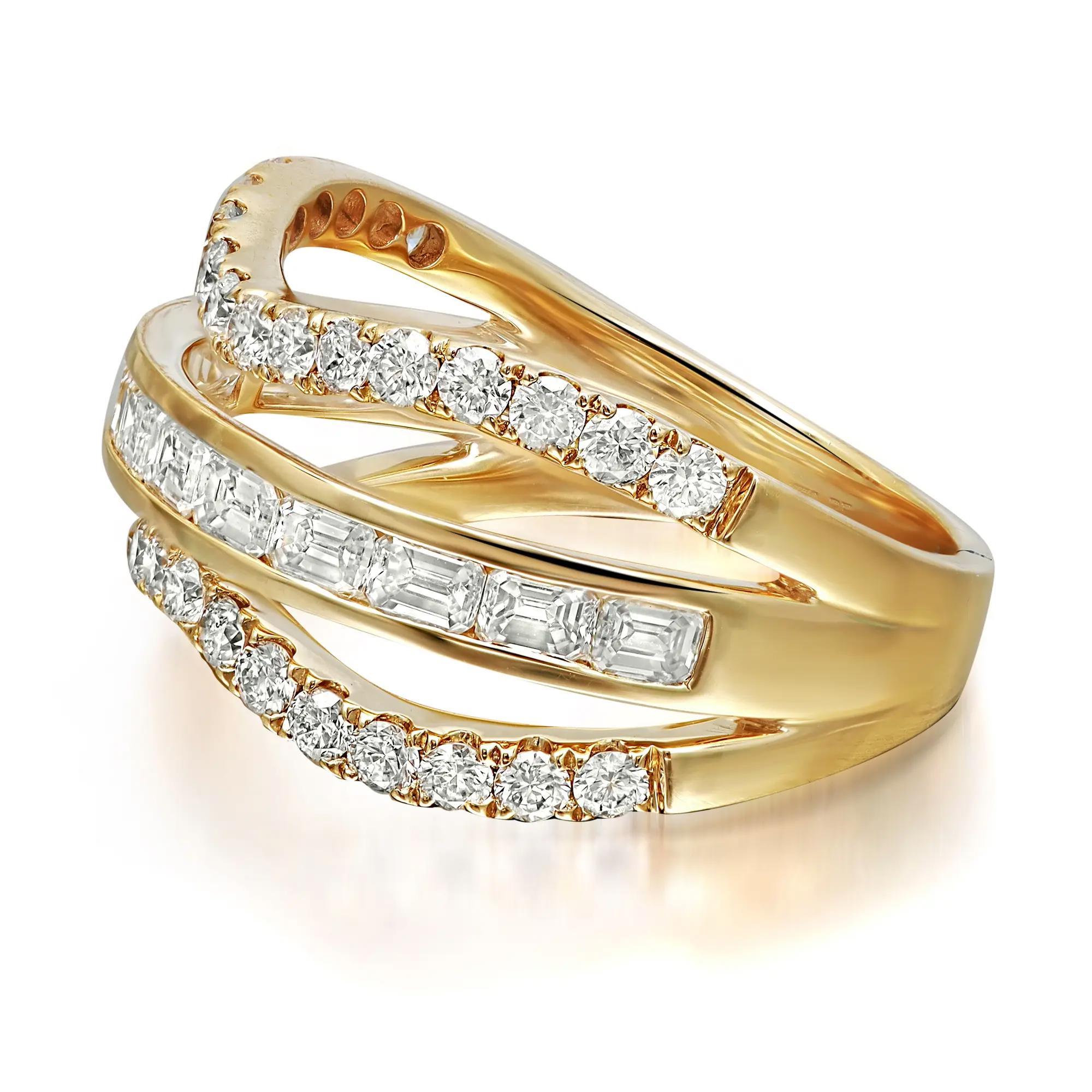 Modern Emerald Cut & Round Cut Diamond Band Ring 18K Yellow Gold 1.62Cttw Size 6.5 For Sale