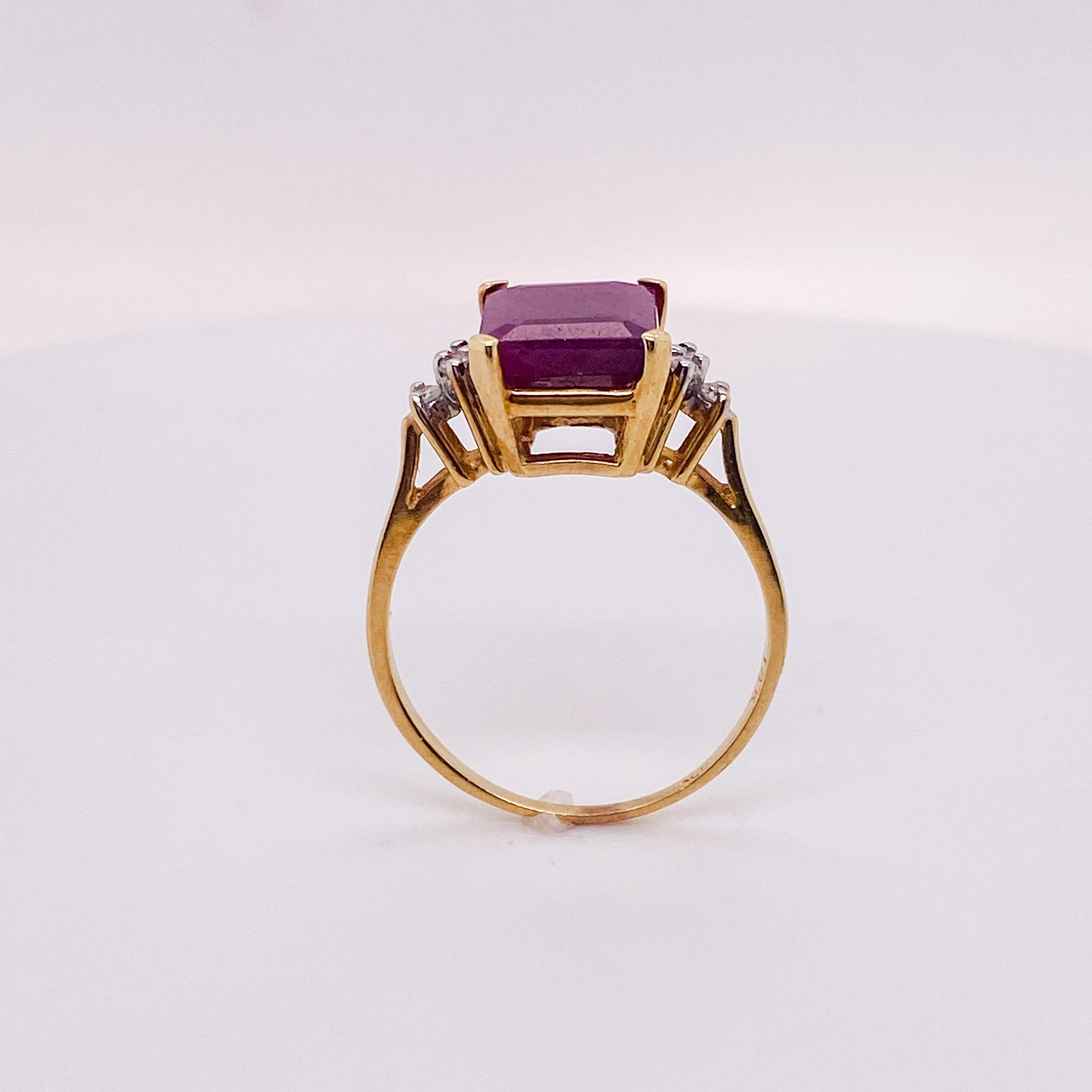 Ring aus 14 Karat Gelbgold mit Rubin im Smaragdschliff und Diamantring mit 4,40 Karat Rubin im Zustand „Neu“ in Austin, TX