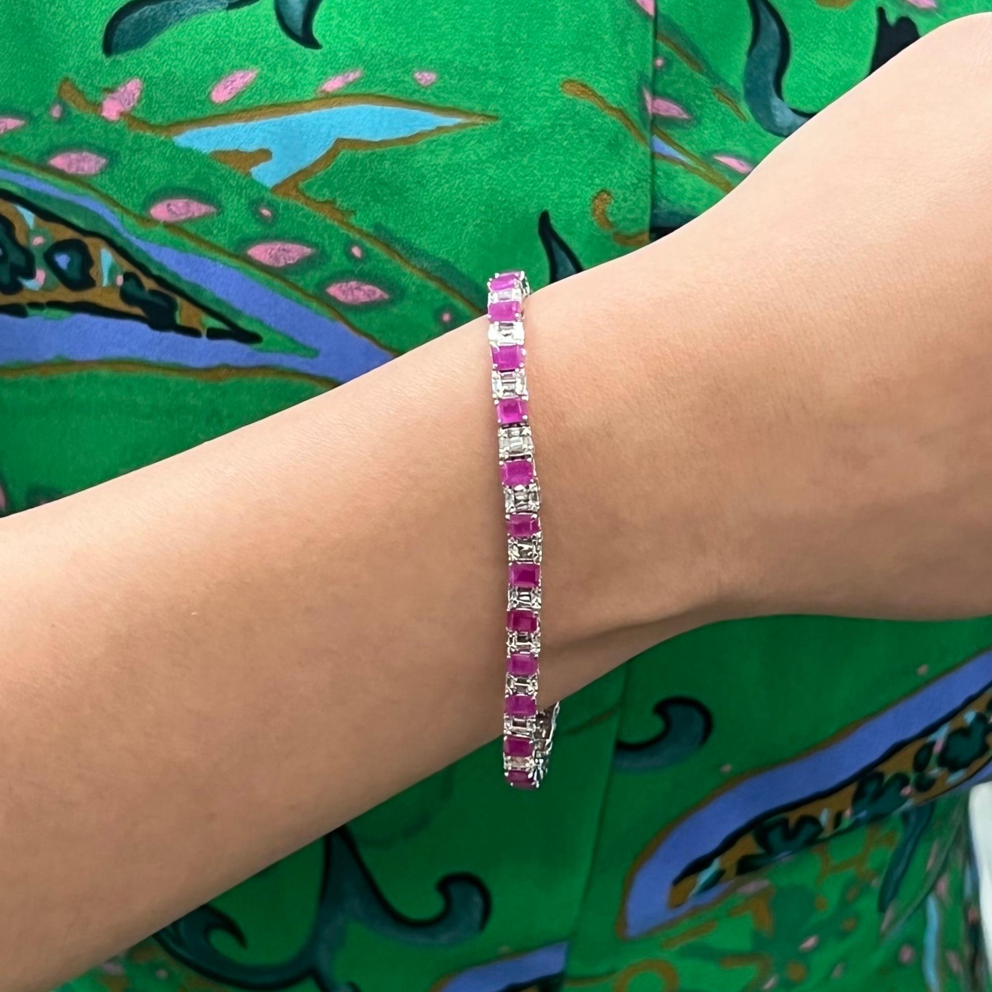 Tennisarmband aus 14 Karat Weißgold mit Rubin im Smaragdschliff und Diamanten Damen im Angebot