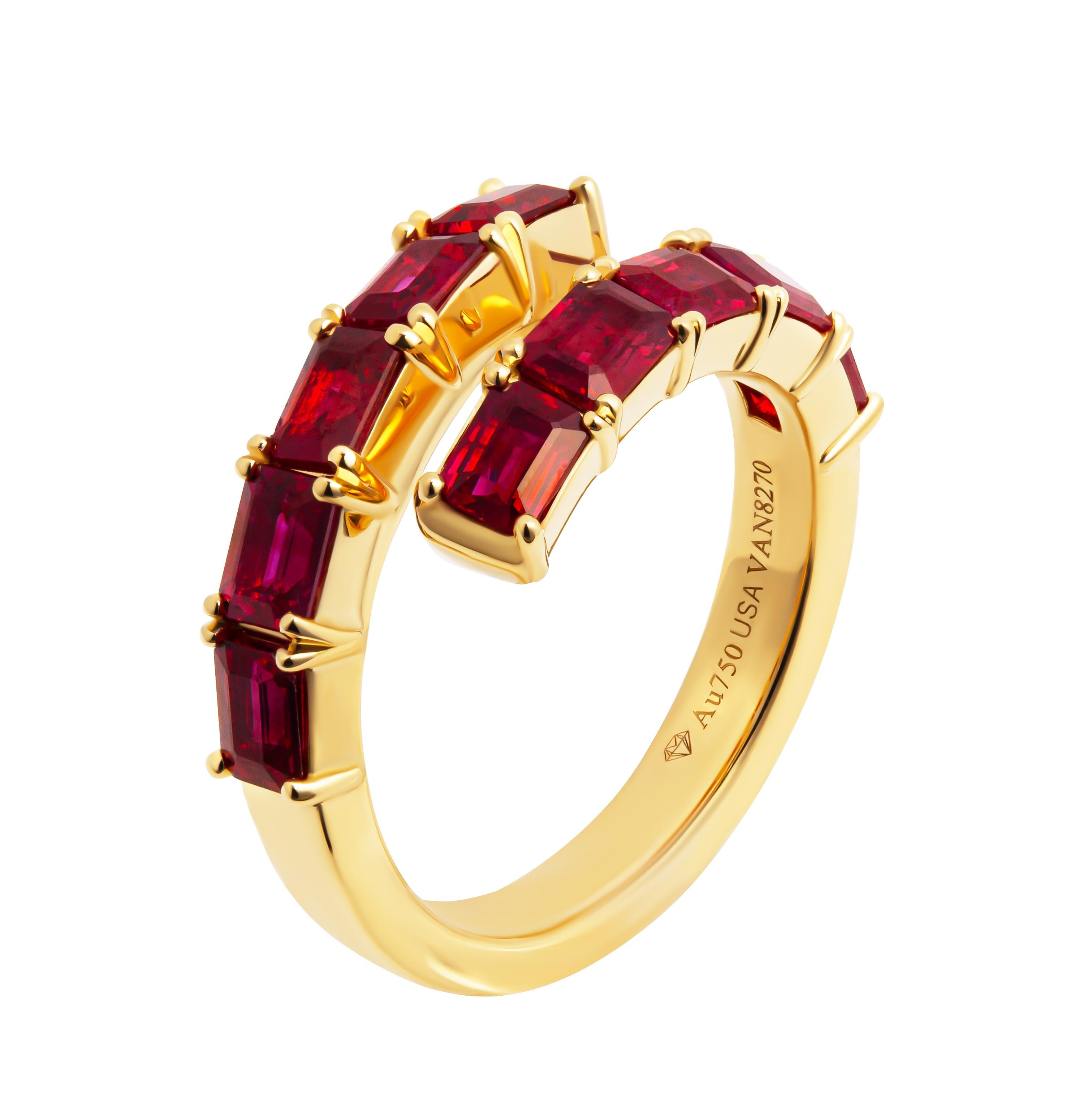 Anello bypass con rubino taglio smeraldo in oro giallo 18 carati
Rubini taglio smeraldo con incastonatura est-ovest per un totale di 2,67 ct - 0,26 ct ciascuno
Taglia: 6


