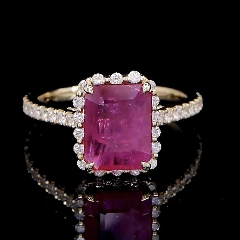 Contemporaneo Anello aureolato classico con rubino taglio smeraldo da 2,39 carati in vendita