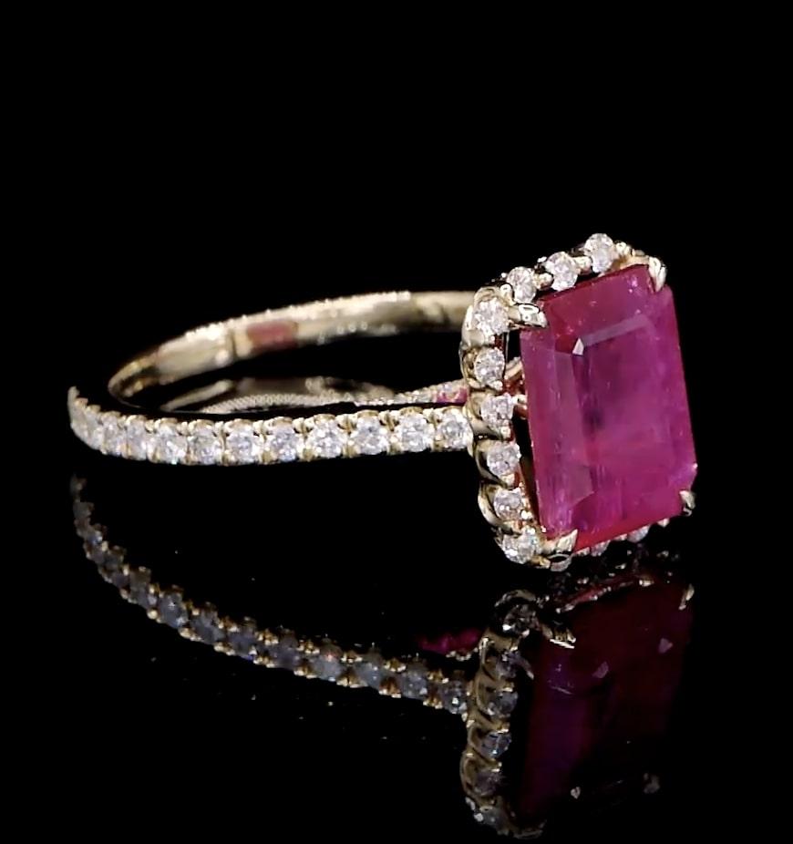 Taglio smeraldo Anello aureolato classico con rubino taglio smeraldo da 2,39 carati in vendita