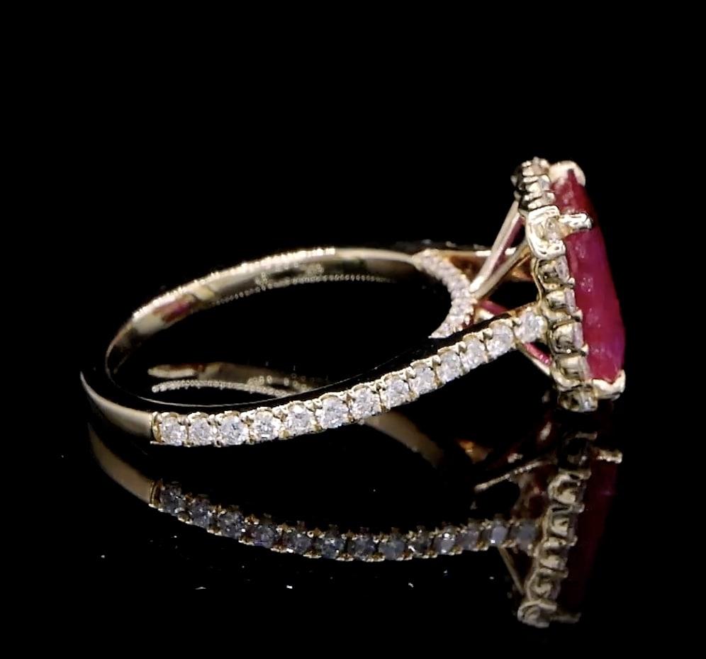 Anello aureolato classico con rubino taglio smeraldo da 2,39 carati In condizioni Nuovo in vendita a Bangkok, TH