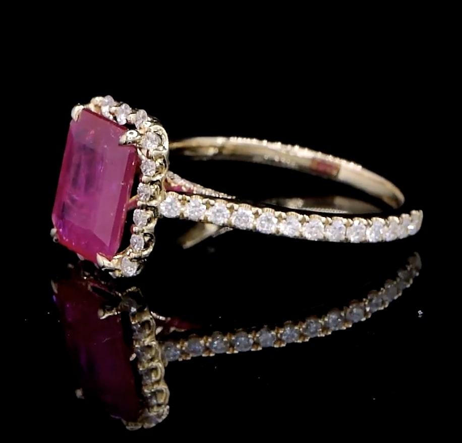 Donna Anello aureolato classico con rubino taglio smeraldo da 2,39 carati in vendita