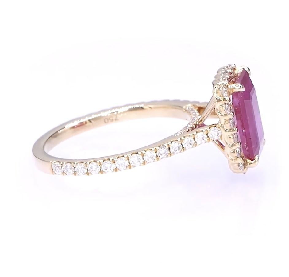 Anello aureolato classico con rubino taglio smeraldo da 2,39 carati in vendita 1